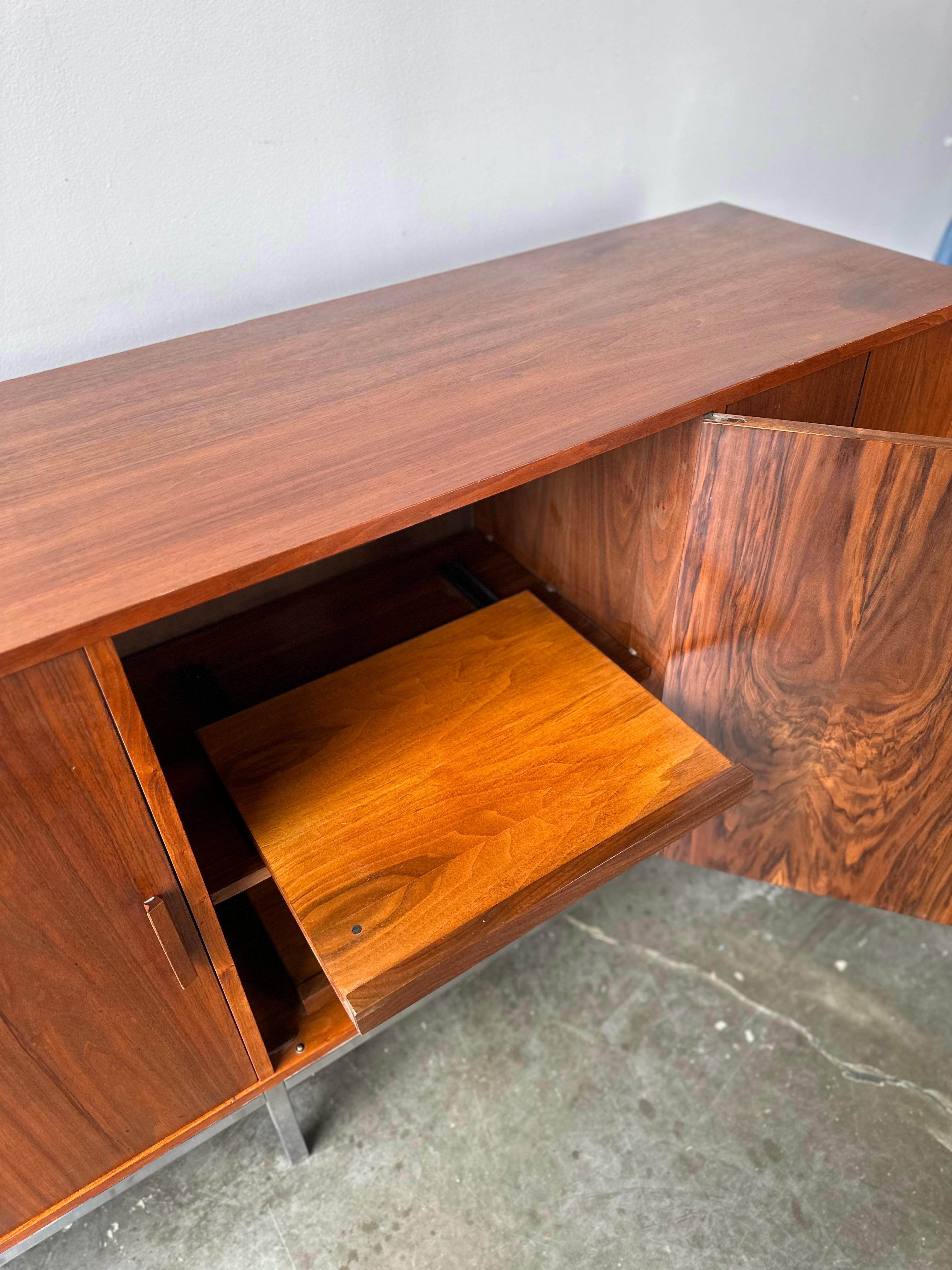 Crédence longue en noyer de style Knoll, moderne du milieu du siècle dernier en vente 2