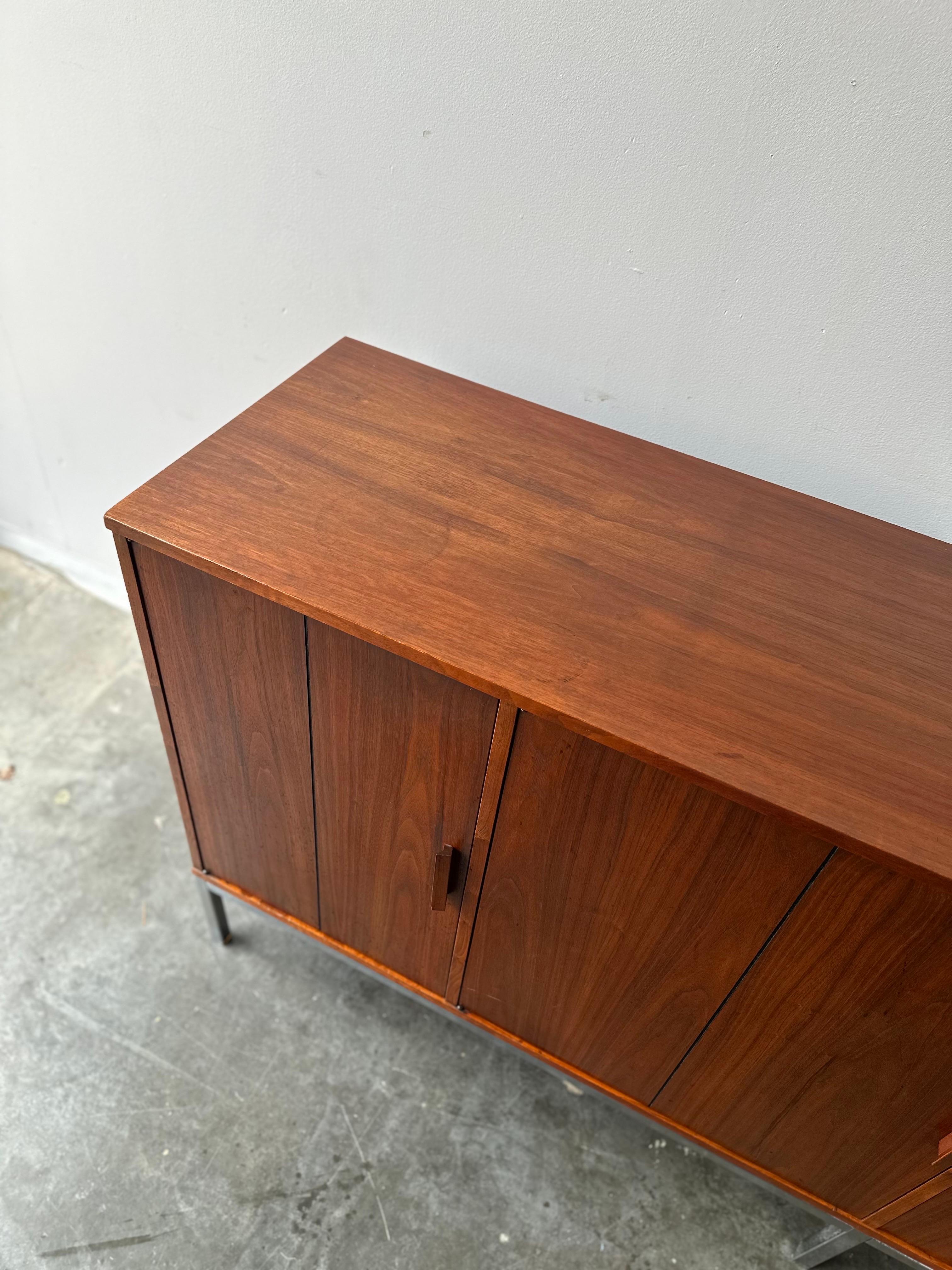 Crédence longue en noyer de style Knoll, moderne du milieu du siècle dernier en vente 3