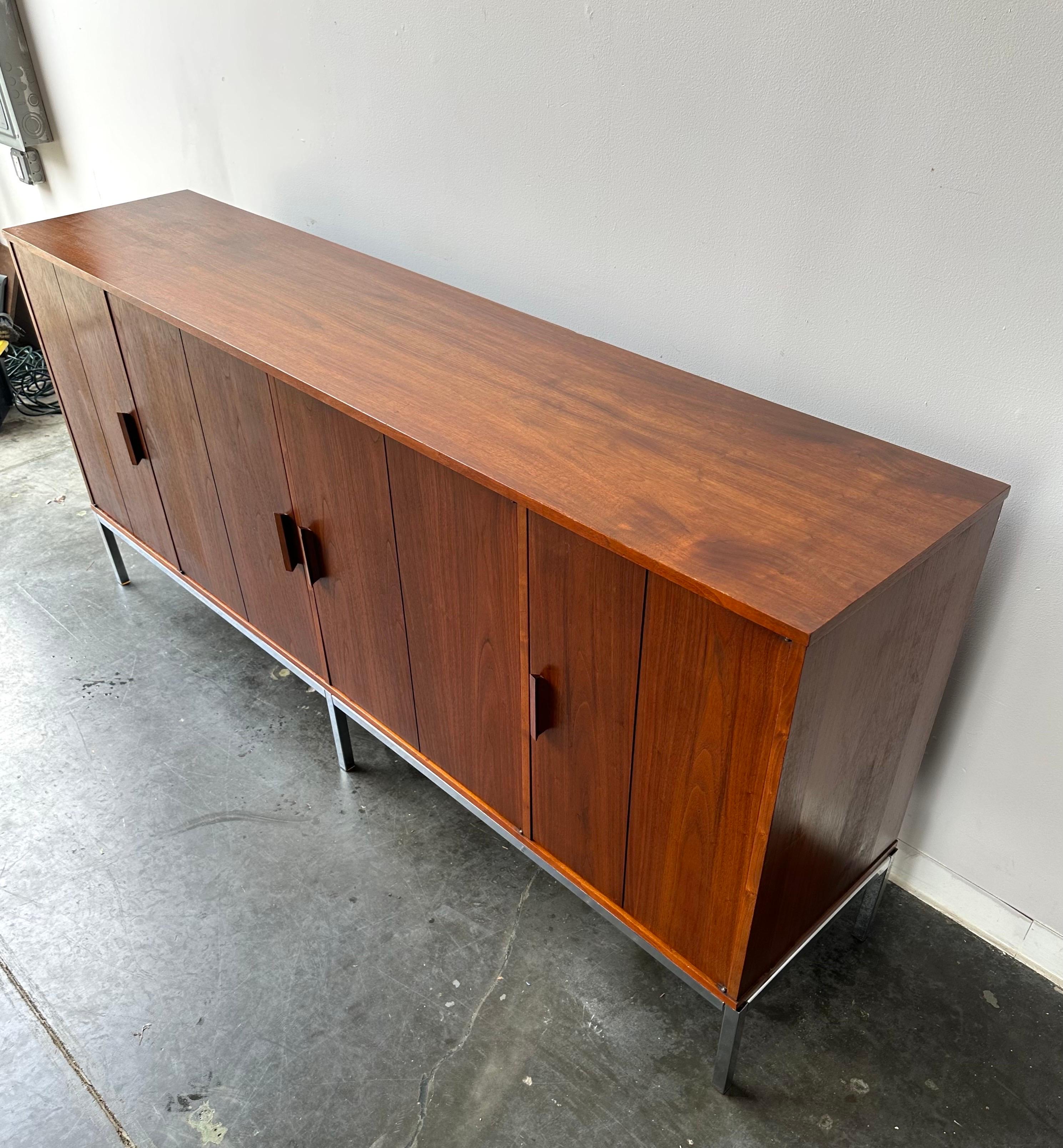 Crédence longue en noyer de style Knoll, moderne du milieu du siècle dernier en vente 4