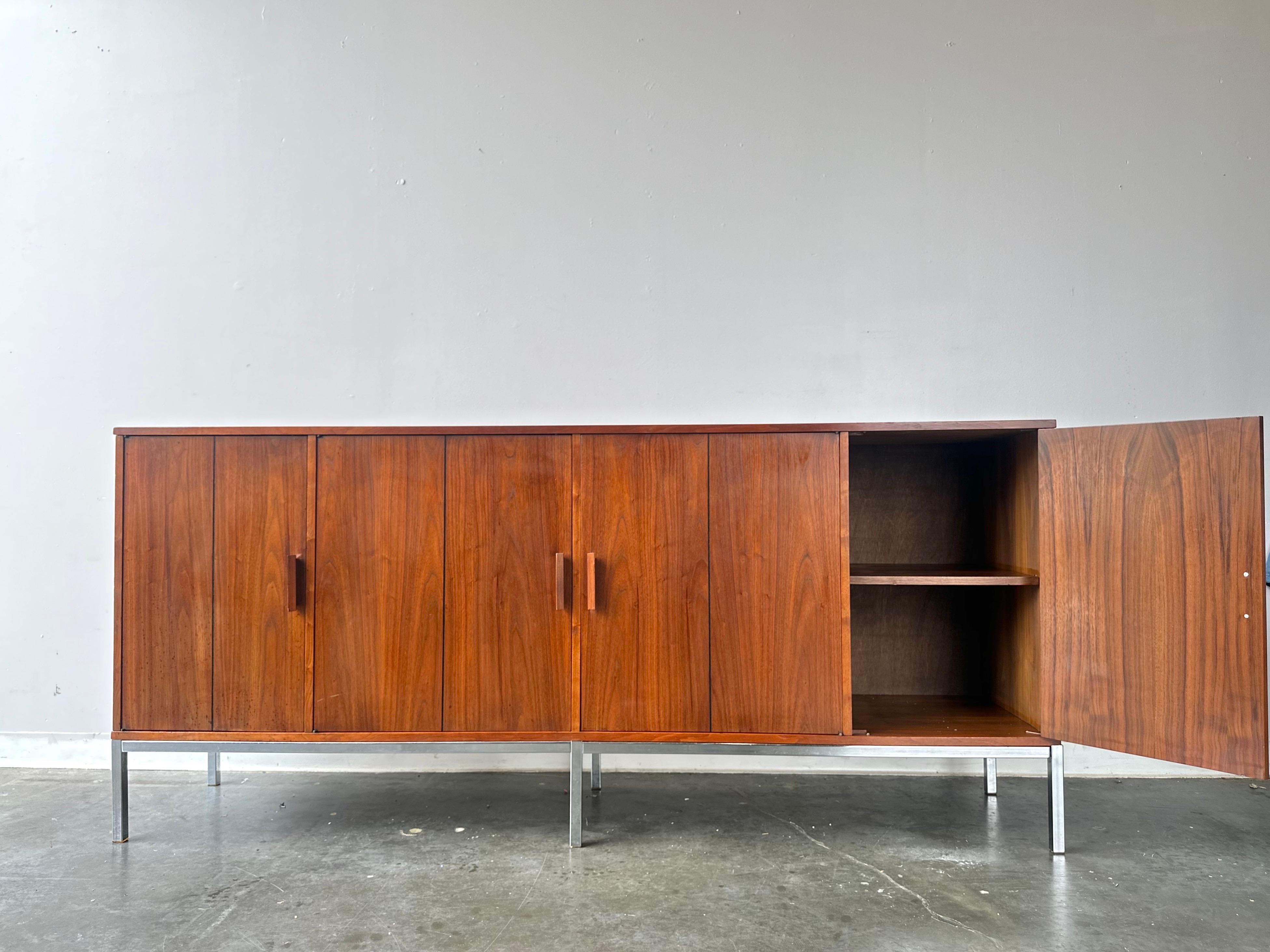 Crédence en noyer et chrome de style Florence Knoll, moderne du milieu du siècle 

Cette pièce est en excellent état et ne présente que de légères traces d'usure.

Des tonnes de rangement pour vos livres, vos vinyles et vos souvenirs.

Dimensions :