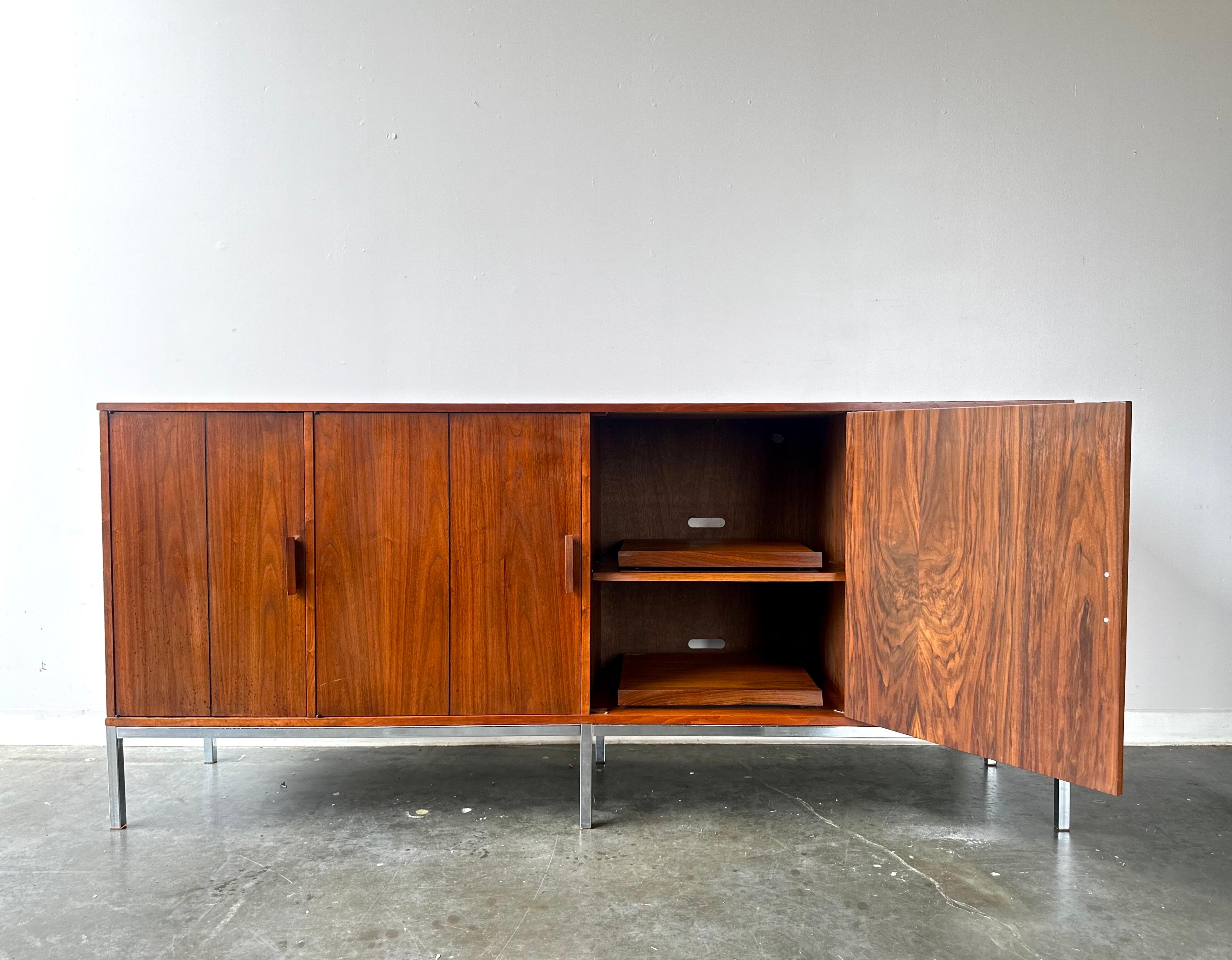 Américain Crédence longue en noyer de style Knoll, moderne du milieu du siècle dernier en vente