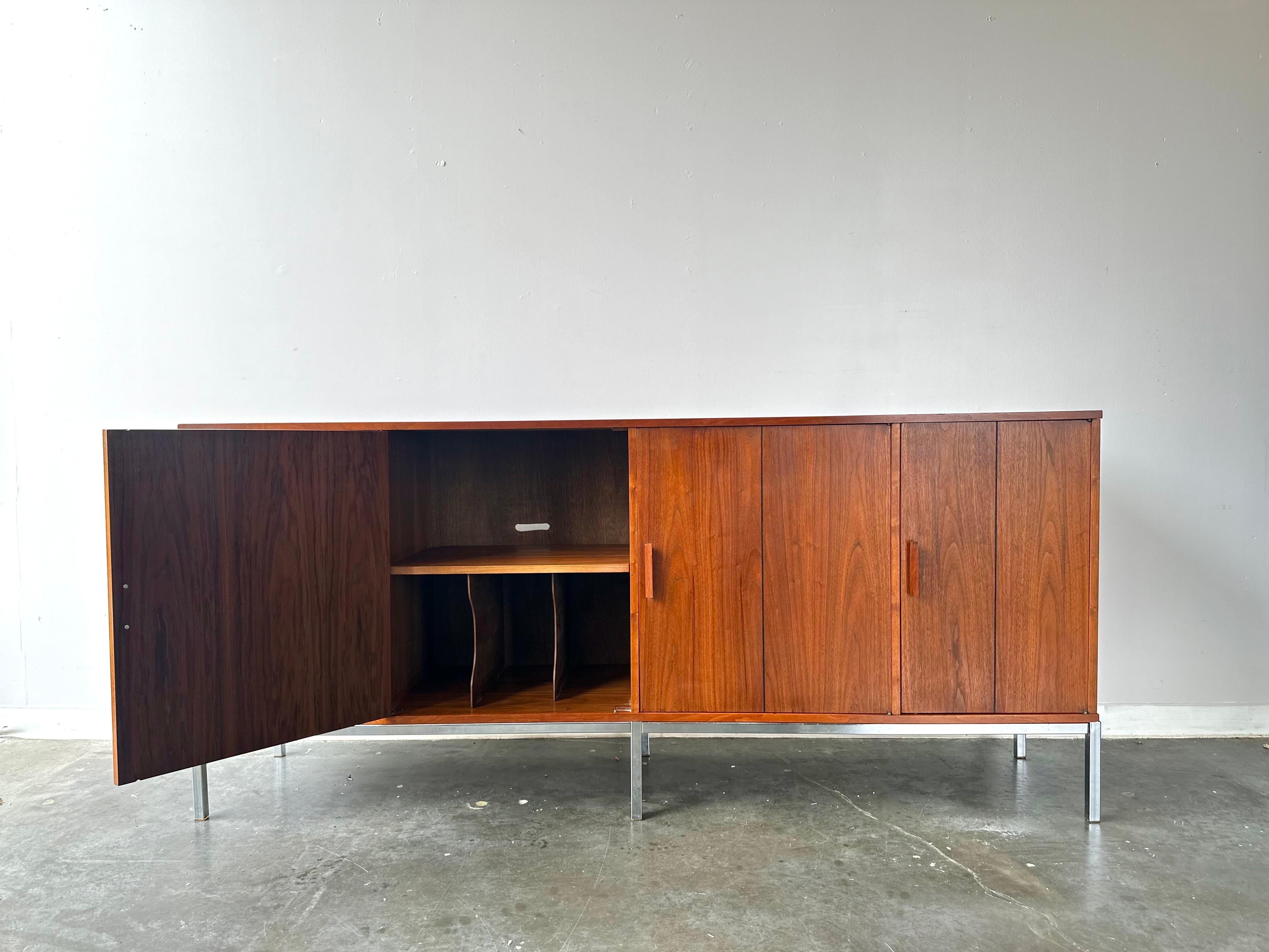 Travail du bois Crédence longue en noyer de style Knoll, moderne du milieu du siècle dernier en vente