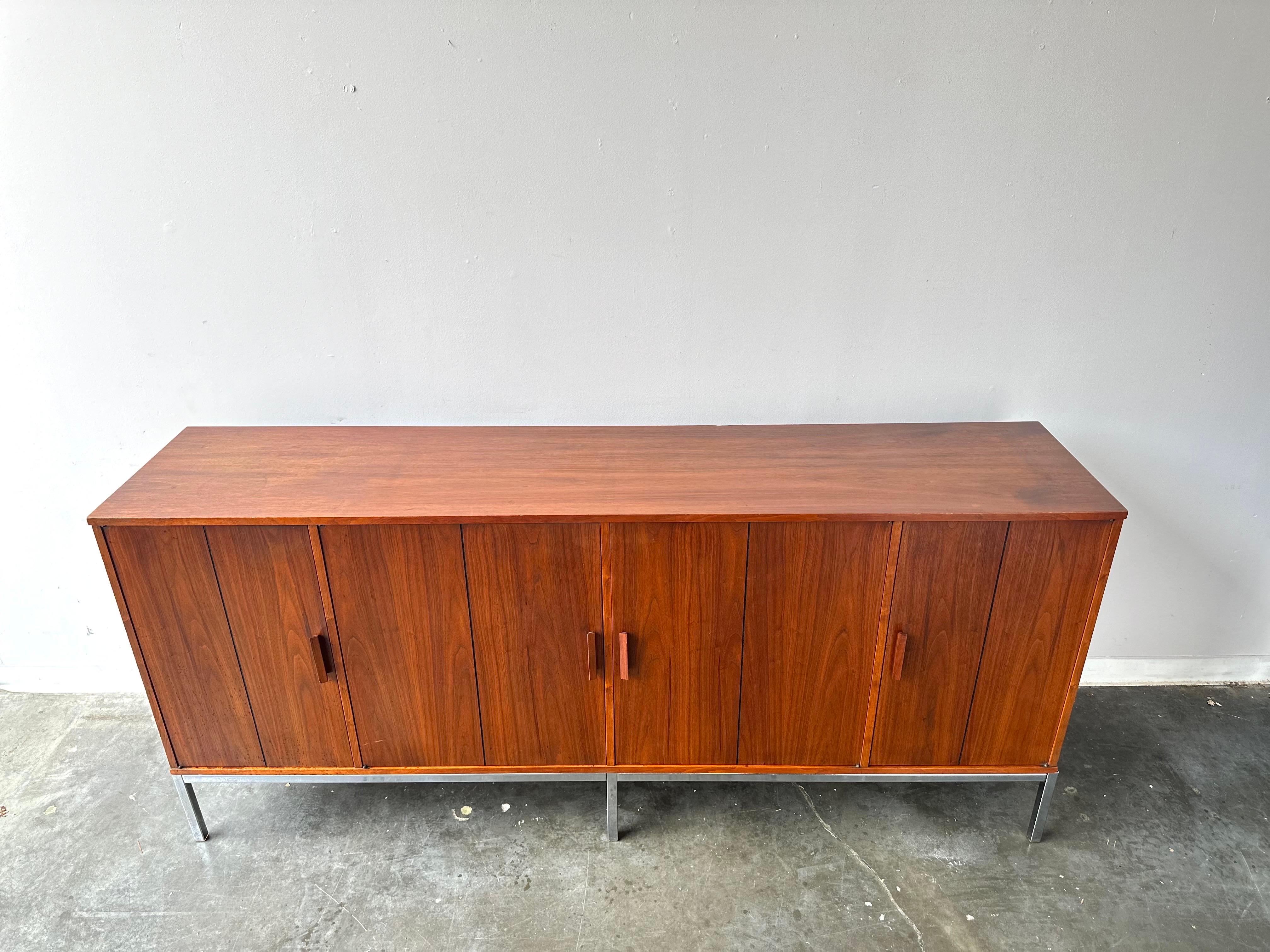 Crédence longue en noyer de style Knoll, moderne du milieu du siècle dernier Bon état - En vente à Sayreville, NJ