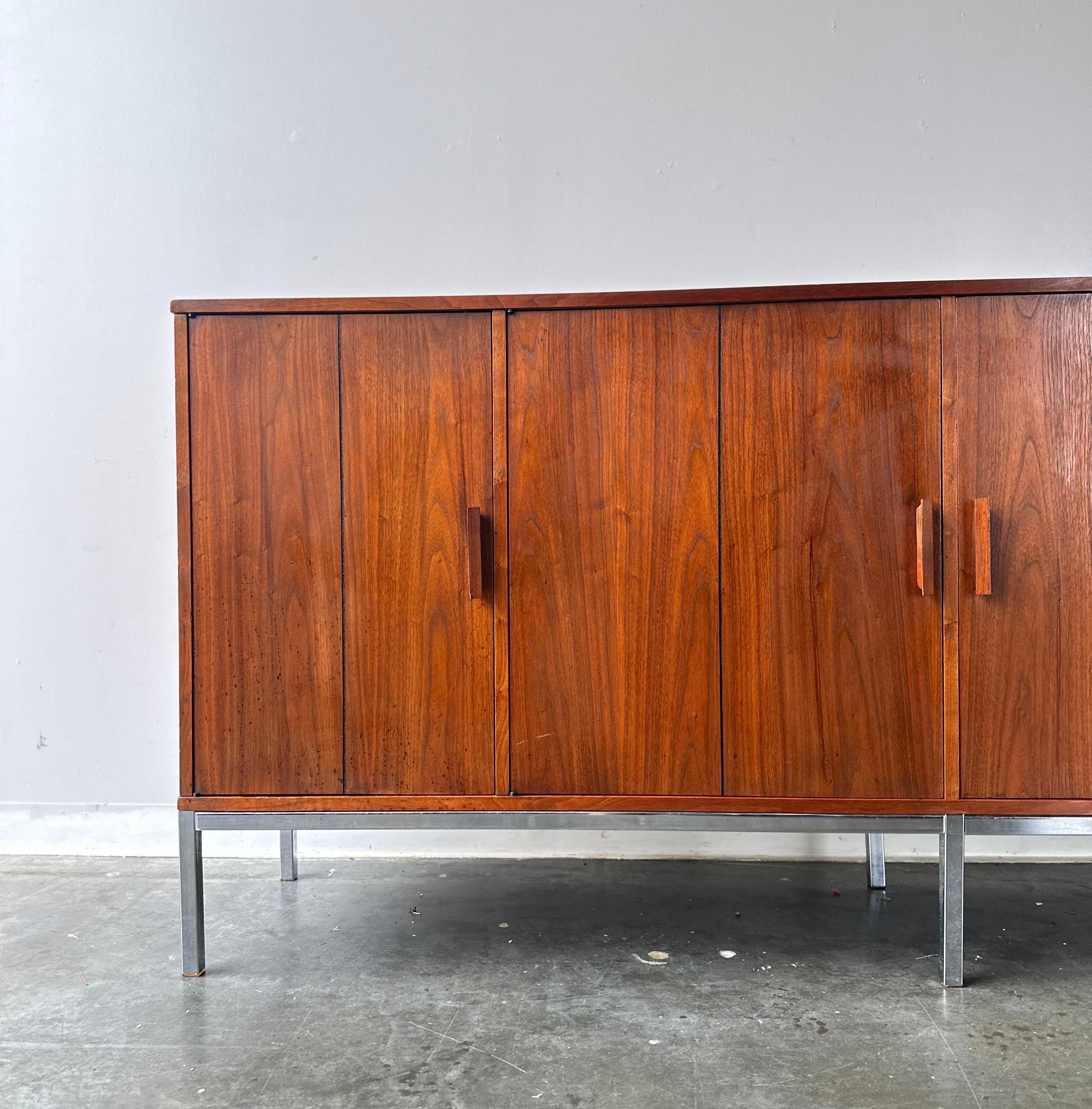 Milieu du XXe siècle Crédence longue en noyer de style Knoll, moderne du milieu du siècle dernier en vente