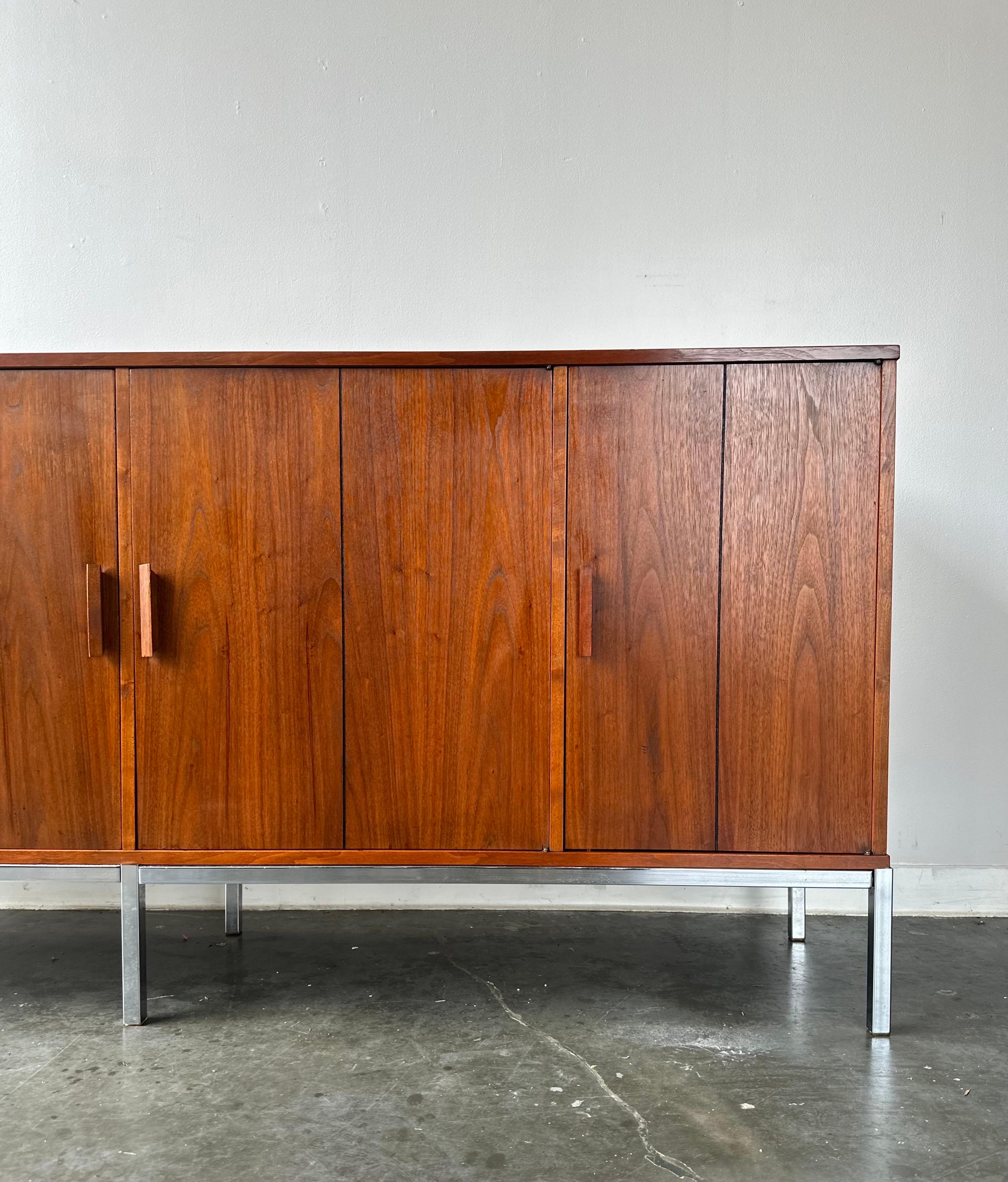 Chrome Crédence longue en noyer de style Knoll, moderne du milieu du siècle dernier en vente