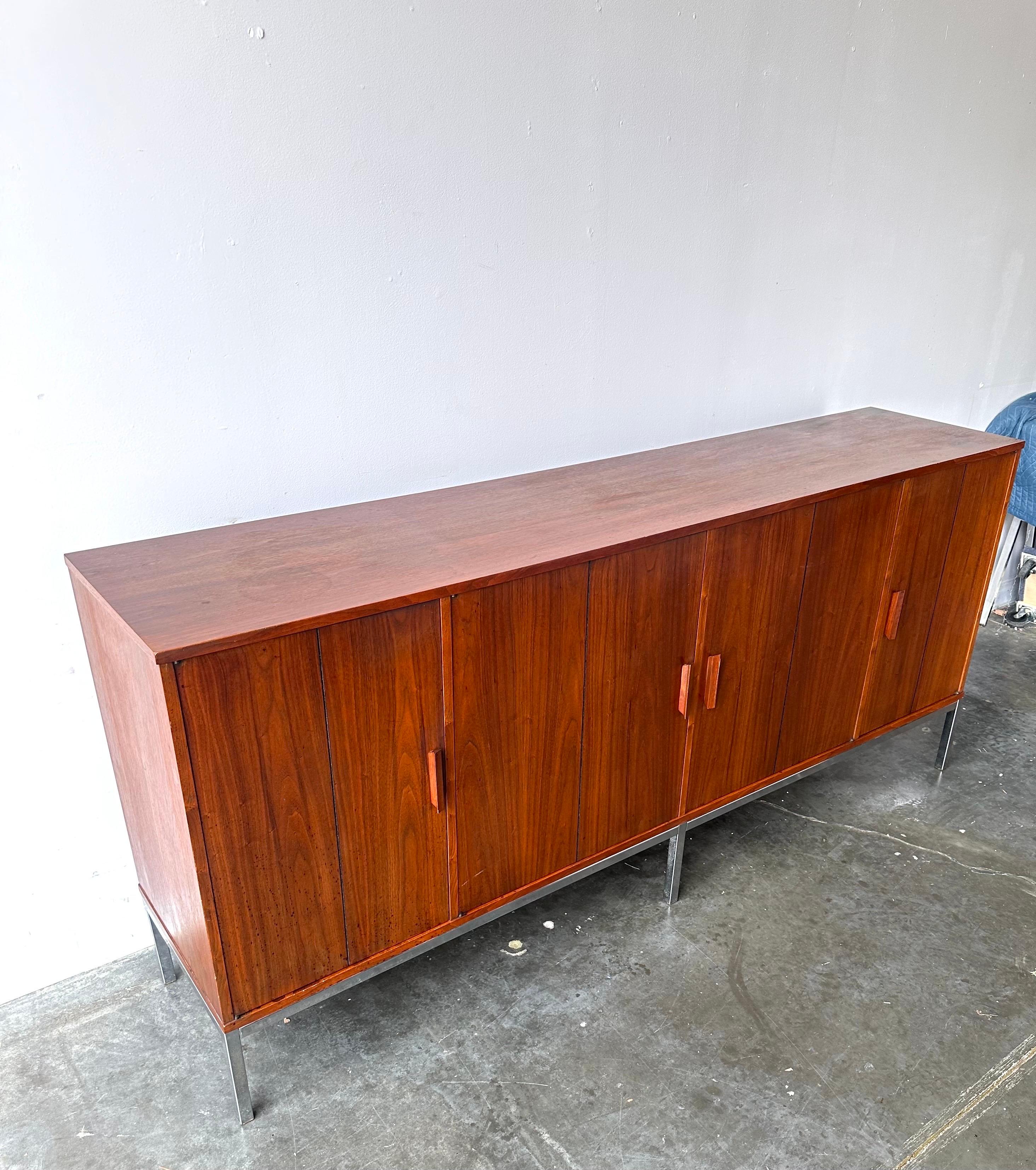Crédence longue en noyer de style Knoll, moderne du milieu du siècle dernier en vente 1