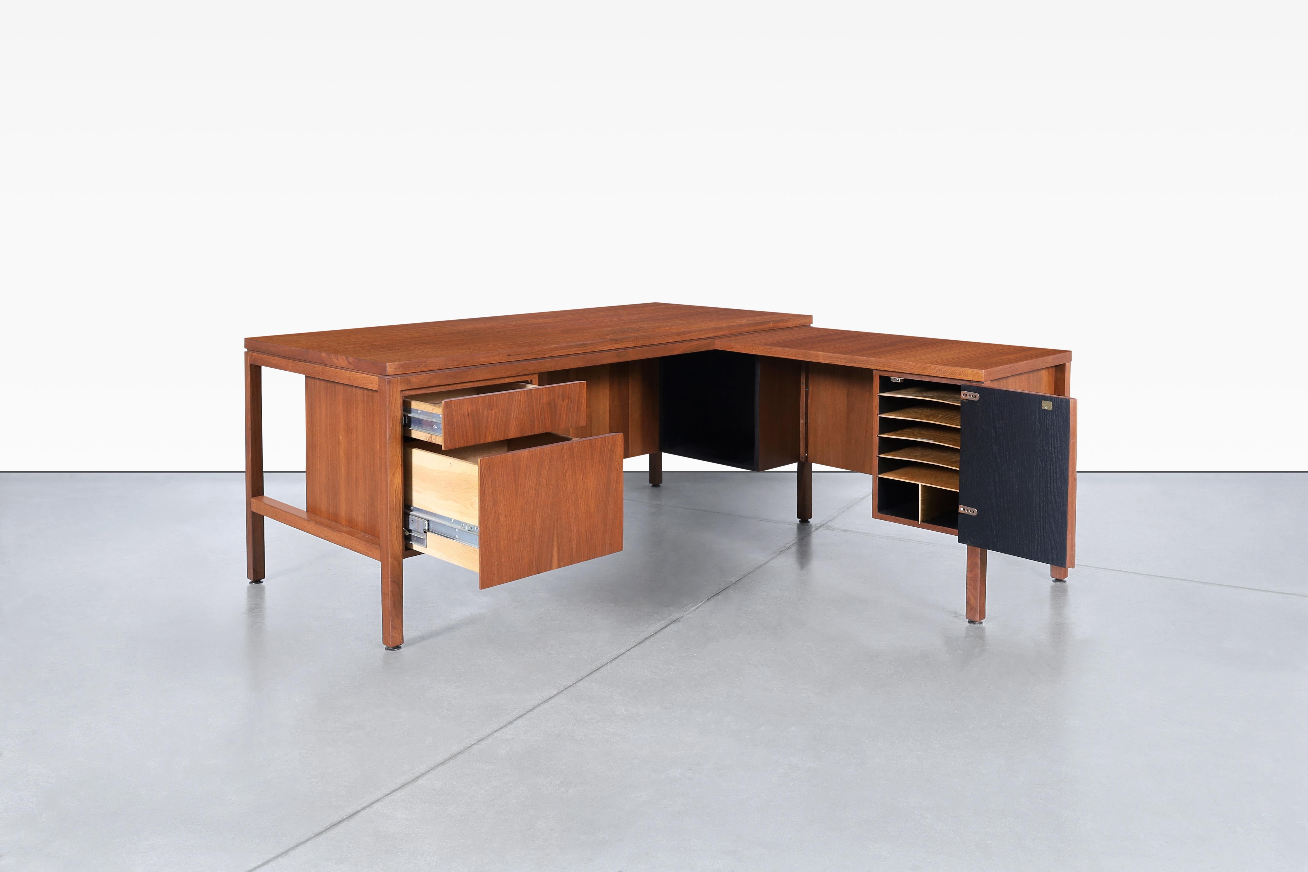 Mid-20th Century Mid-Century Modern Walnut L-Shaped Desk
