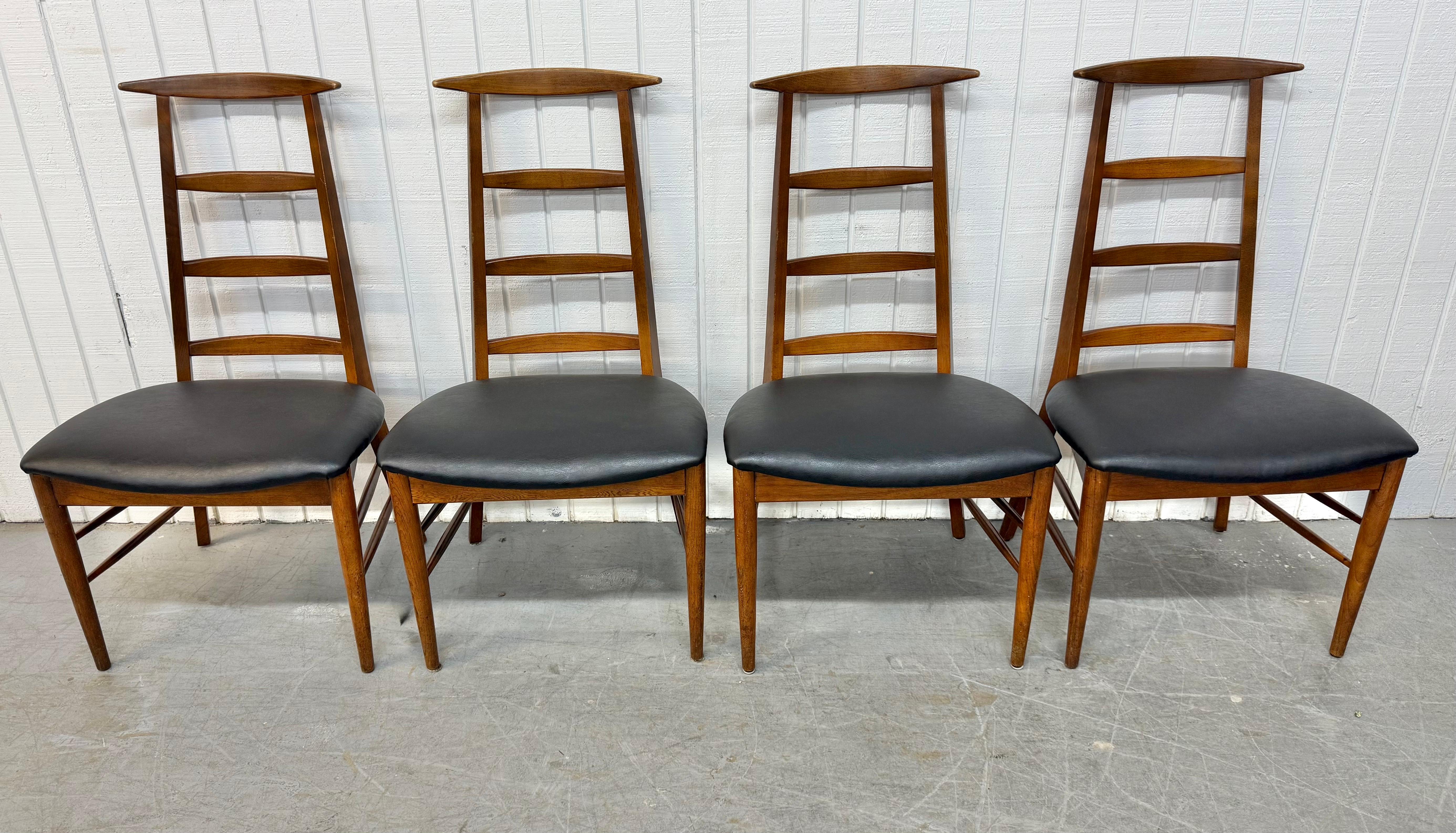 Questo annuncio si riferisce a un set di quattro sedie da pranzo moderne in noce con schienale a scaletta. Caratterizzato da un design a scaletta con schienale alto, quattro sedie laterali senza braccioli, ampie sedute con una nuova imbottitura e