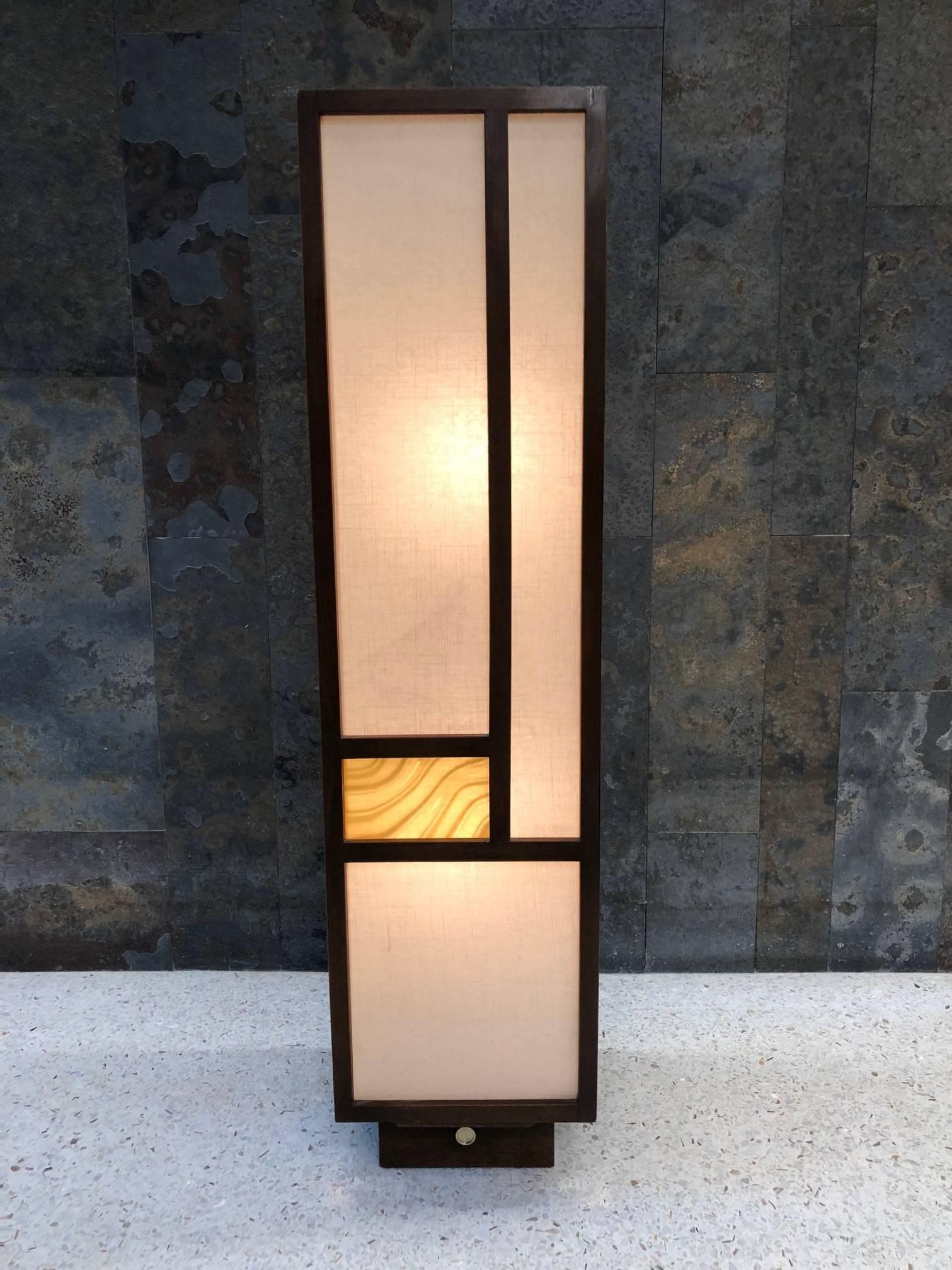 Mid-Century Modern Lampe en noyer de style mi-siècle moderne en vente