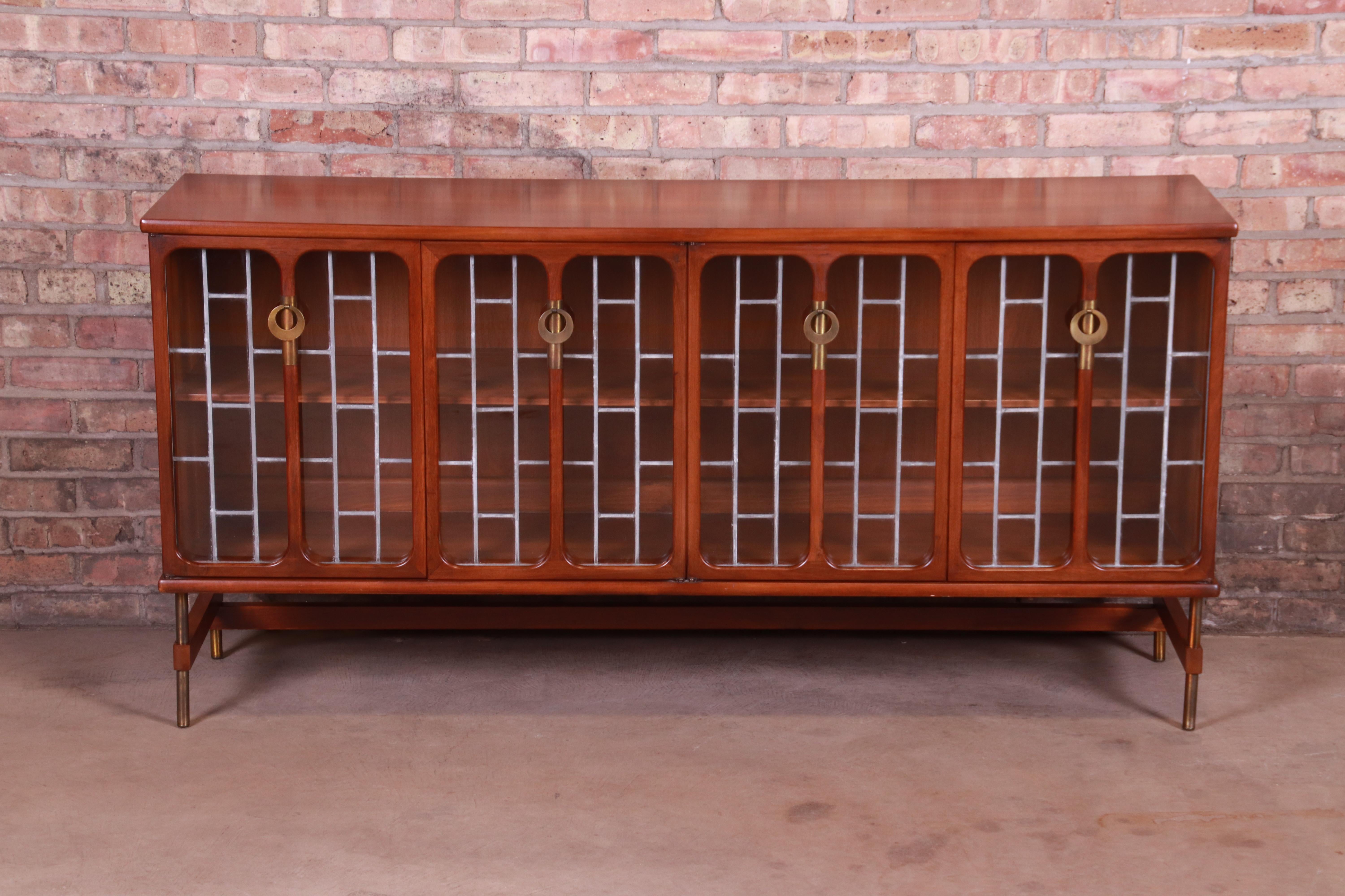 An exceptional Mid-Century Modern bookcase

By White Furniture Co.

USA, circa 1960s

Walnut, with unique leaded glass doors and original brass hardware.

Measures: 65.3