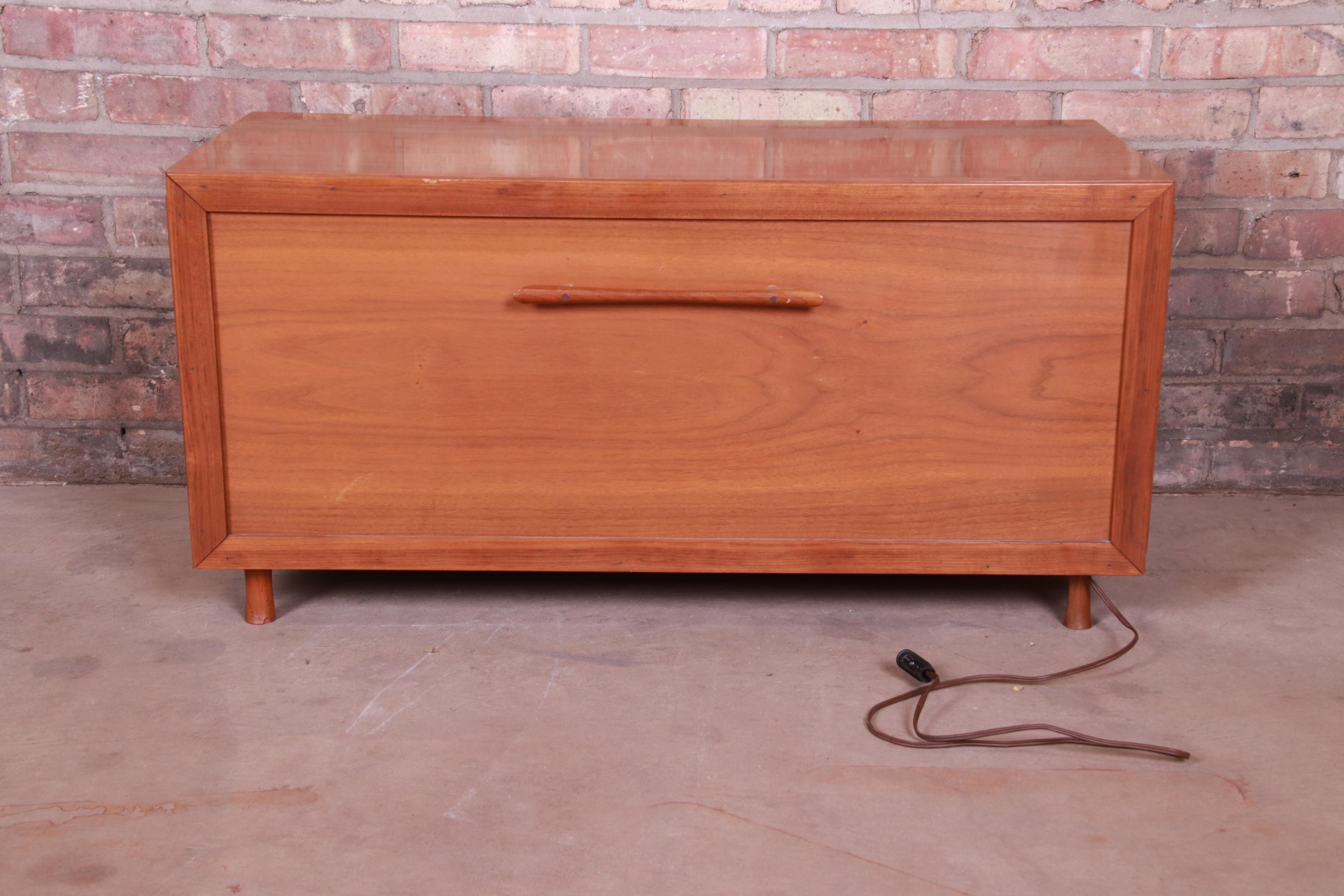Mid-Century Modern Walnut Lighted Bar Cabinet Attributed to Singer & Sons, 1960s 6
