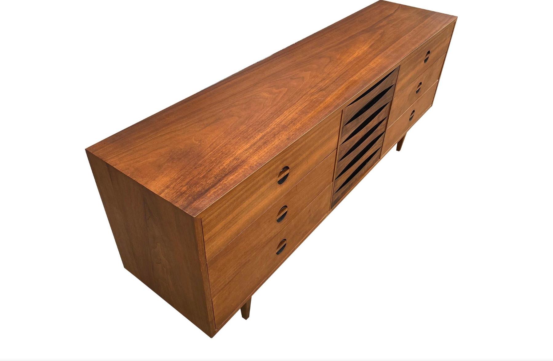 Mid Century Modern Walnut Long Credenza Dresser Style of Arne Vodder In Good Condition In BROOKLYN, NY