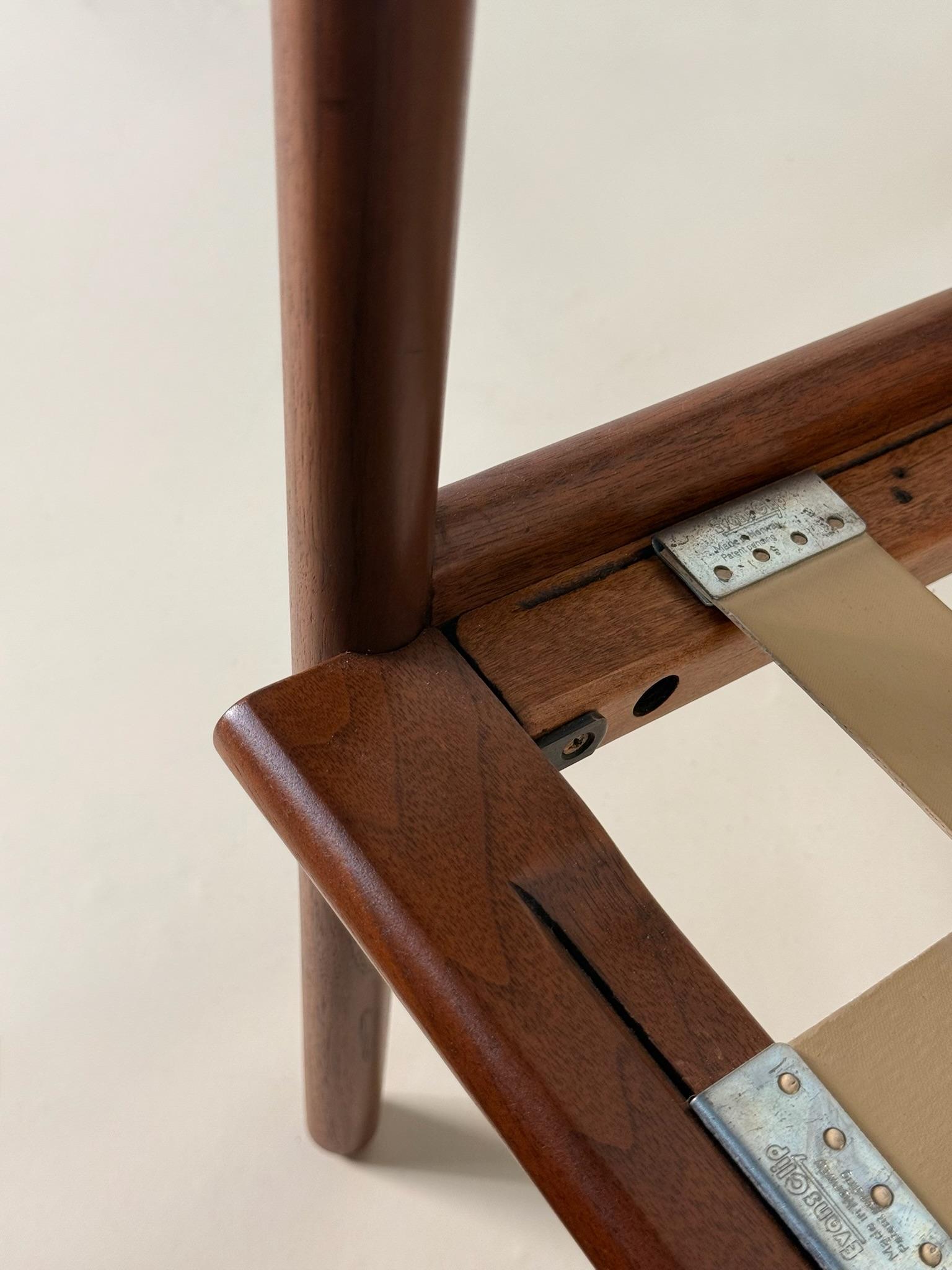 Silla de salón de nogal moderna de mediados de siglo de Ib Kofod-Larsen en venta 3