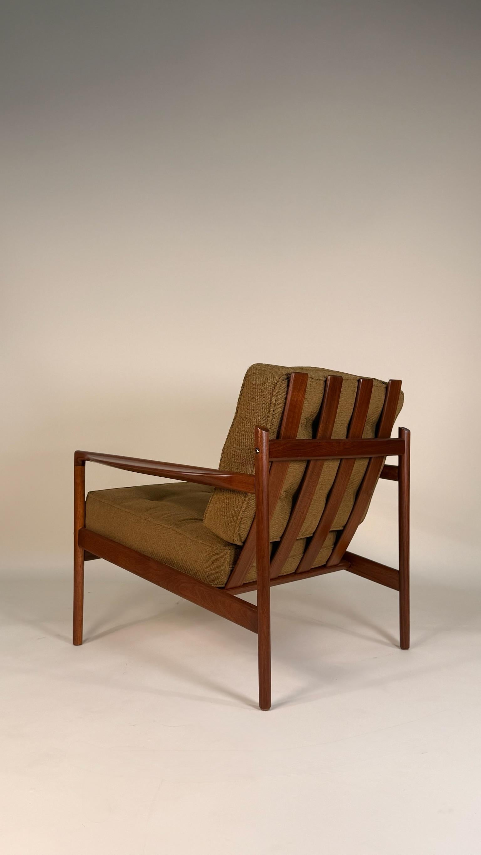 Silla de salón de nogal moderna de mediados de siglo de Ib Kofod-Larsen Moderno de mediados de siglo en venta