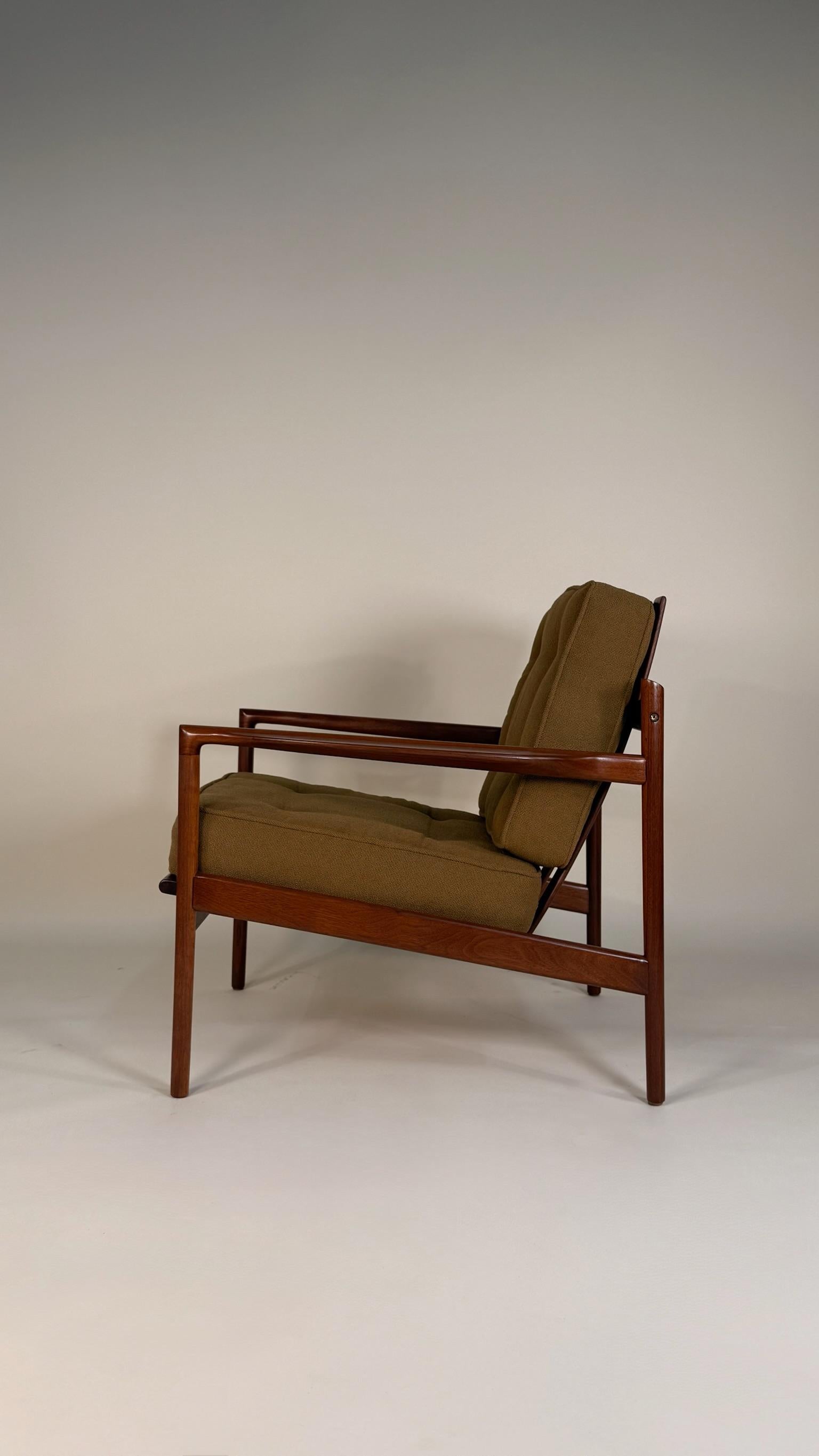Silla de sal�ón de nogal moderna de mediados de siglo de Ib Kofod-Larsen Danés en venta