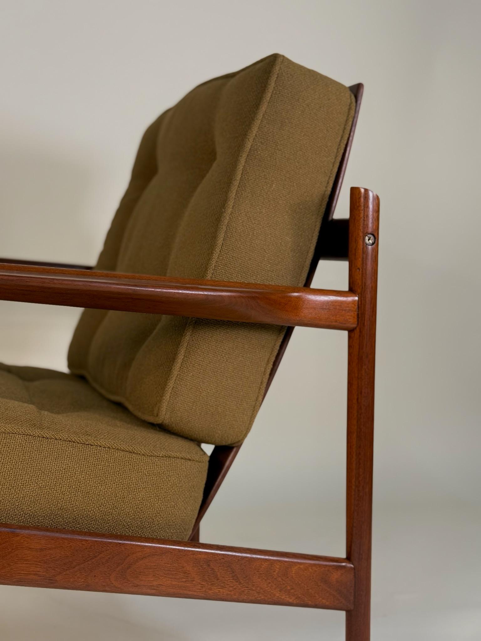 Silla de salón de nogal moderna de mediados de siglo de Ib Kofod-Larsen Lacado en venta