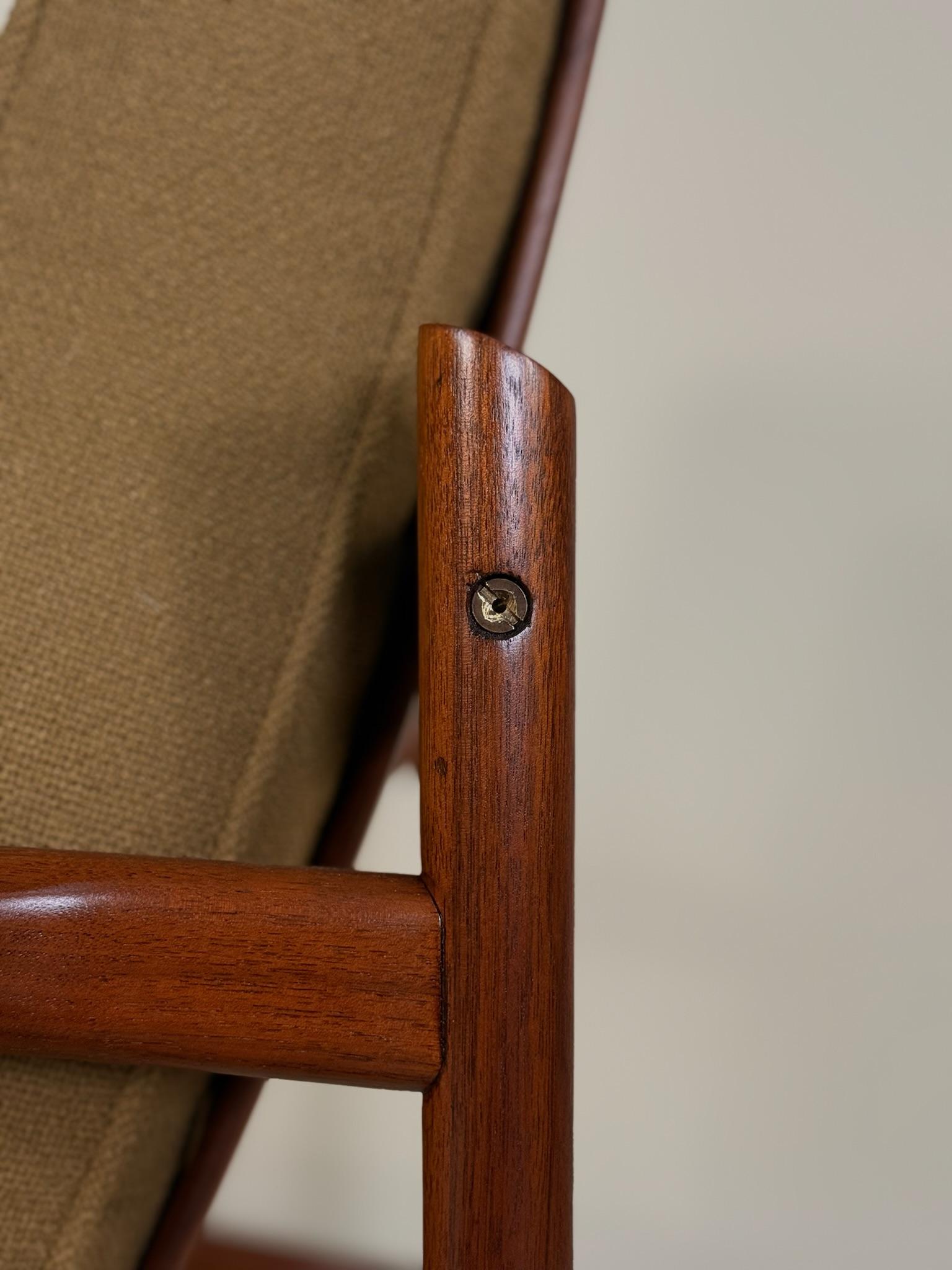 Silla de salón de nogal moderna de mediados de siglo de Ib Kofod-Larsen en Bueno estado para la venta en San Diego, CA