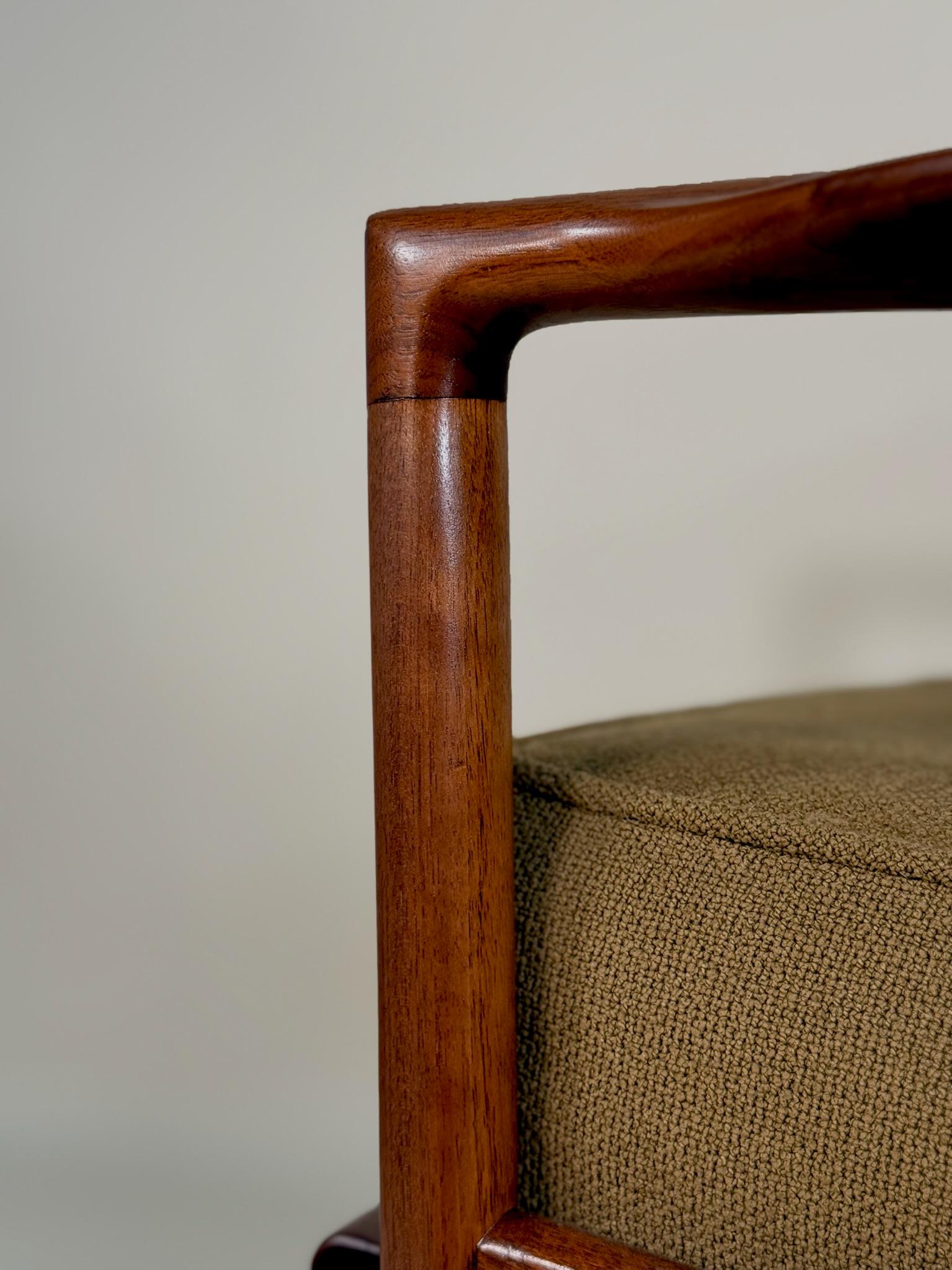 Silla de salón de nogal moderna de mediados de siglo de Ib Kofod-Larsen mediados del siglo XX en venta
