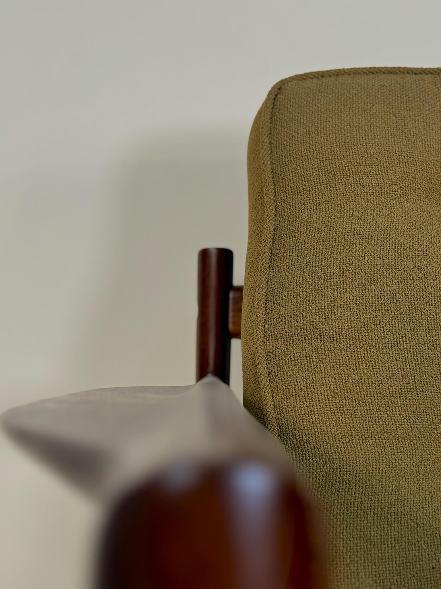 Silla de salón de nogal moderna de mediados de siglo de Ib Kofod-Larsen Nogal en venta
