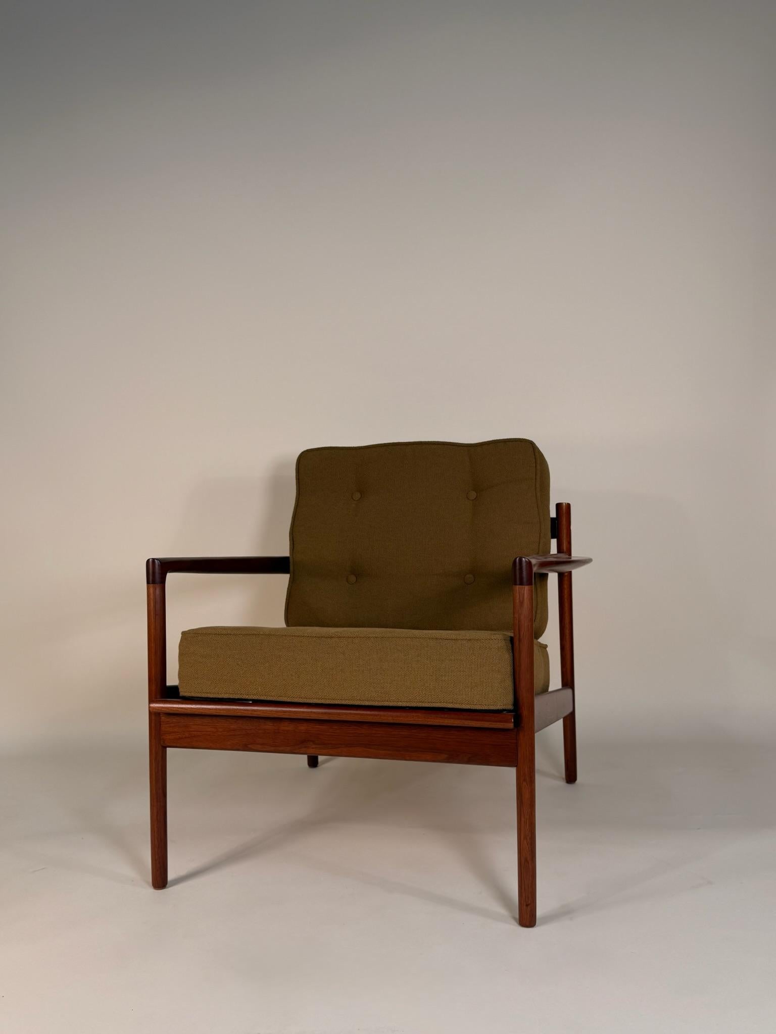 Silla de salón de nogal moderna de mediados de siglo de Ib Kofod-Larsen en venta 1