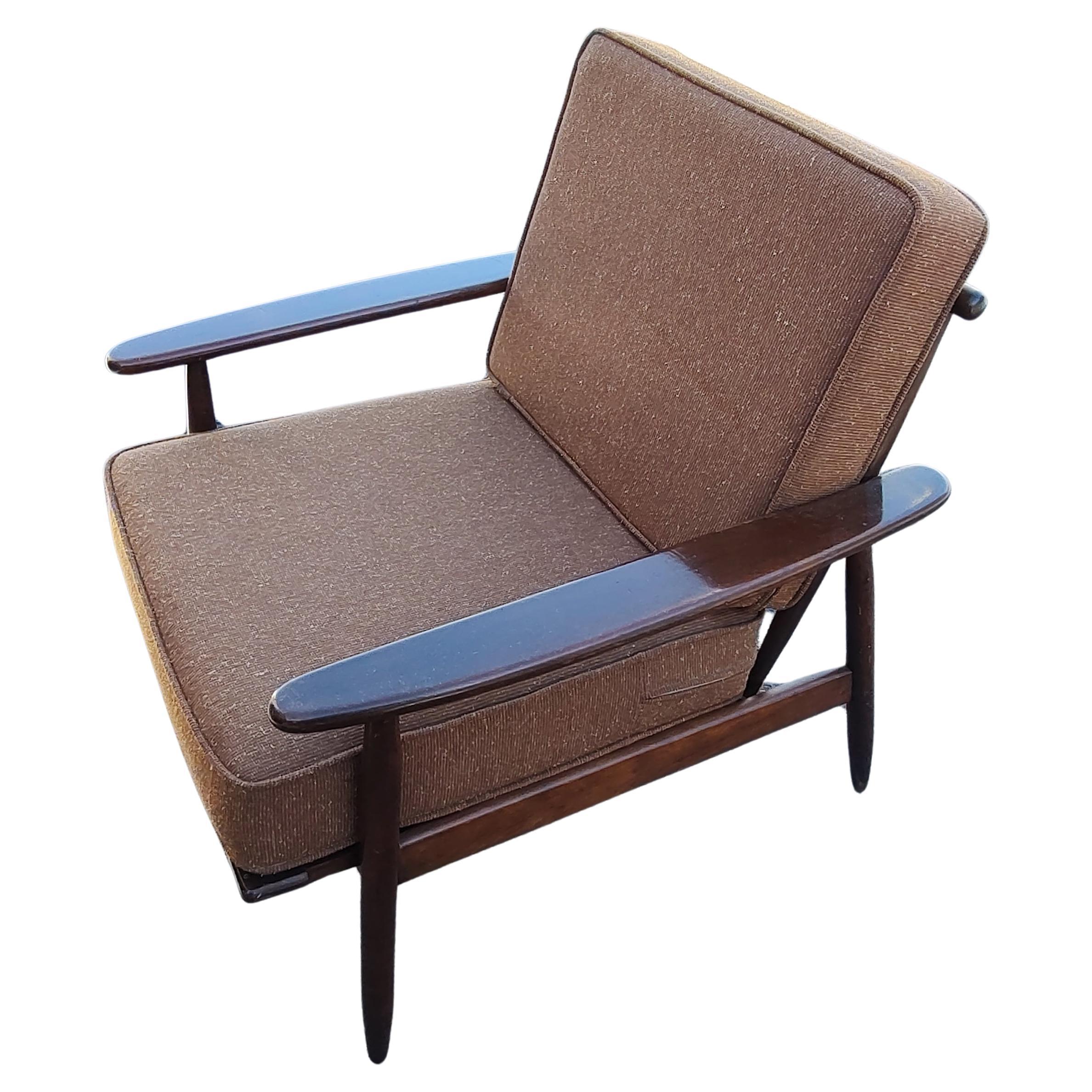 Sillas de salón de nogal modernas de mediados de siglo C1958 Moderno de mediados de siglo en venta