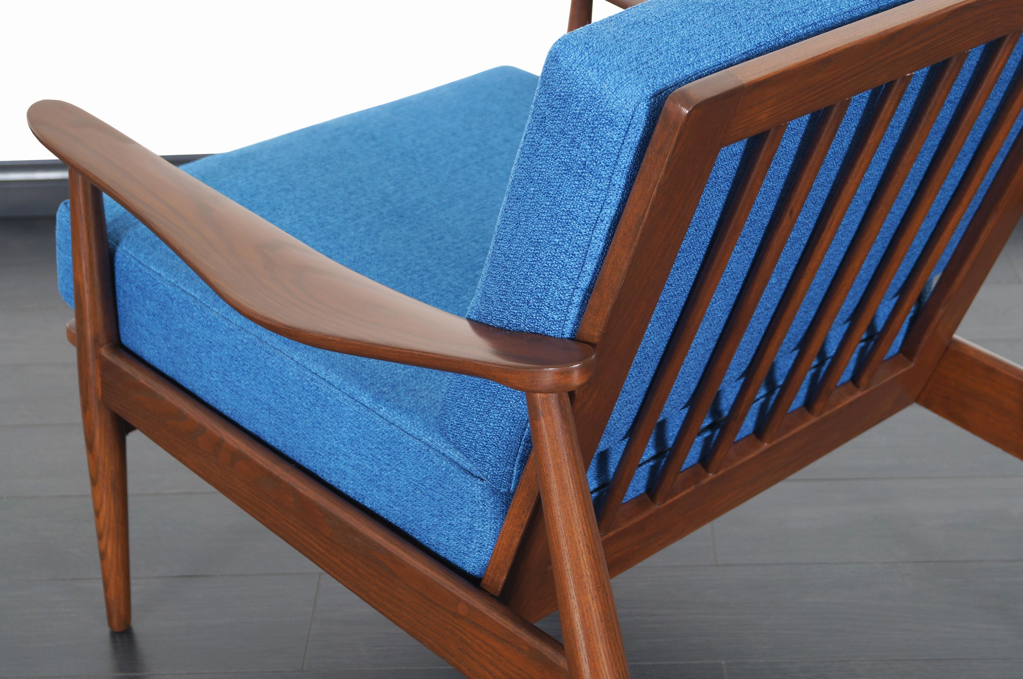 Mid-Century Modern Walnut Lounge Chair For Sale 1