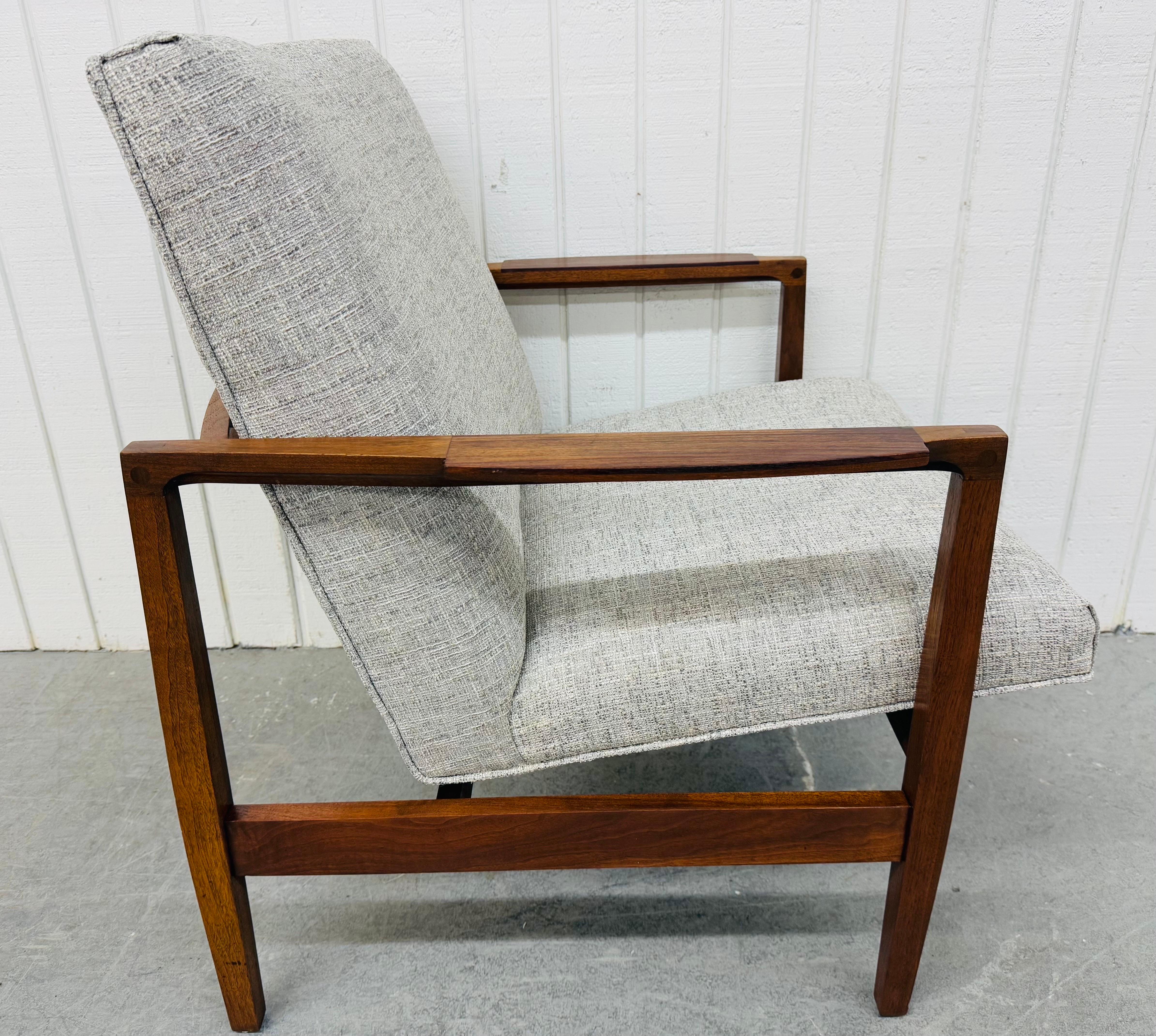 Cette annonce concerne une chaise longue en noyer de style moderne du milieu du siècle. Avec un cadre en bois massif, deux accoudoirs avec incrustation de bois de rose et un nouveau revêtement gris. Il s'agit d'une combinaison exceptionnelle de