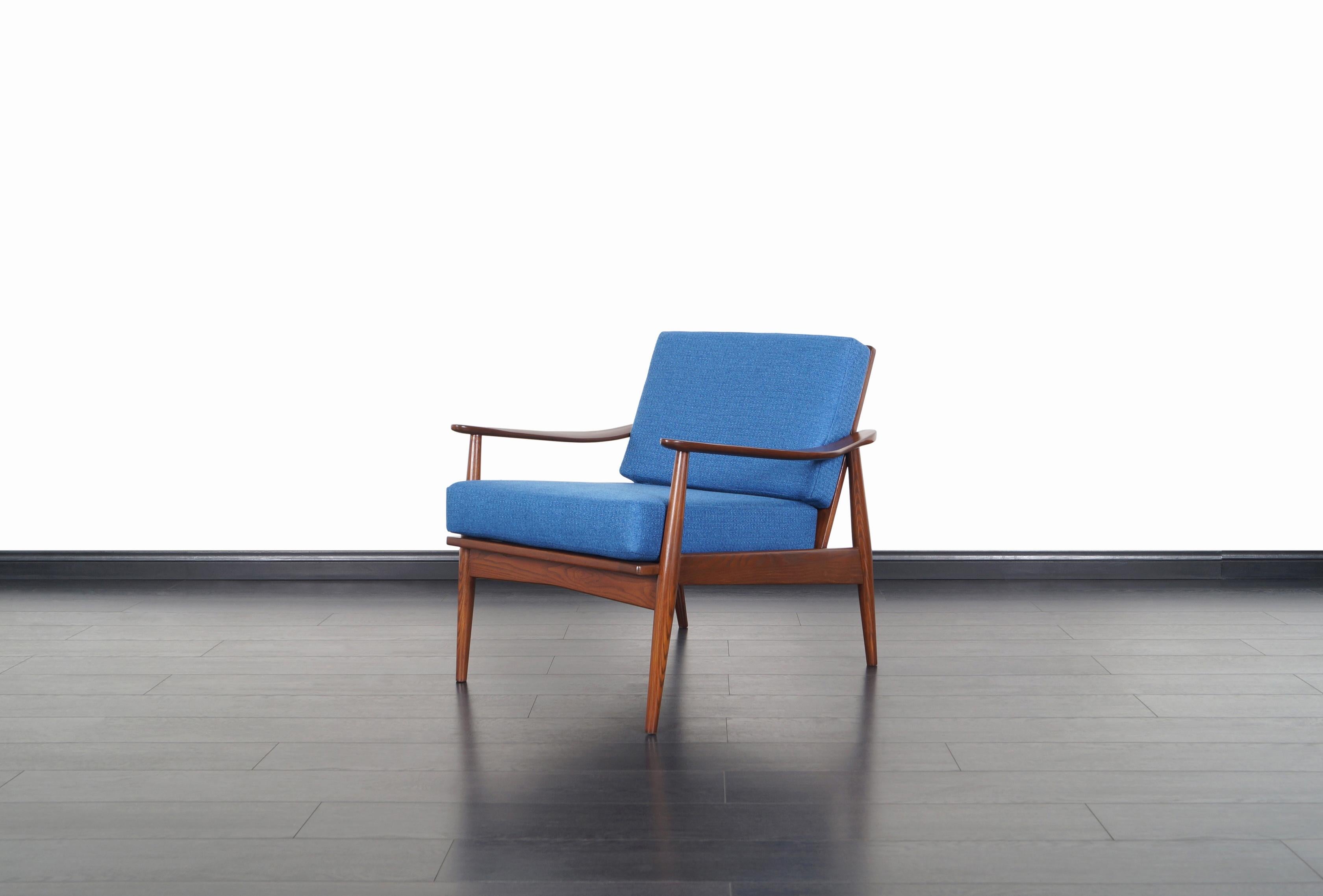 Moderner Sessel aus Nussbaumholz für die Jahrhundertmitte (Moderne der Mitte des Jahrhunderts) im Angebot