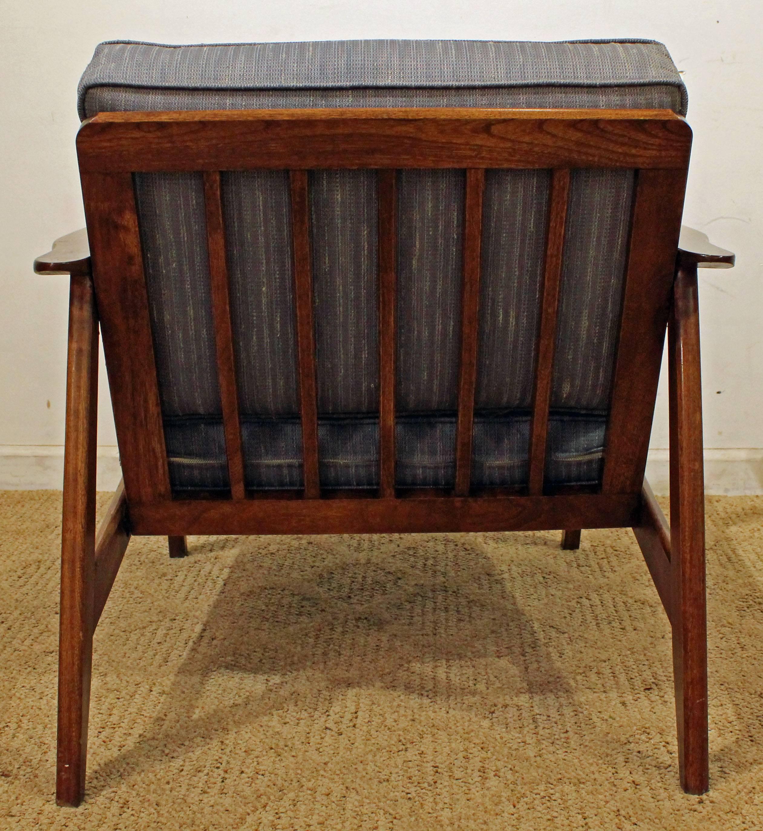 Mid-Century Modern Walnut Lounge Chair In Good Condition In Wilmington, DE