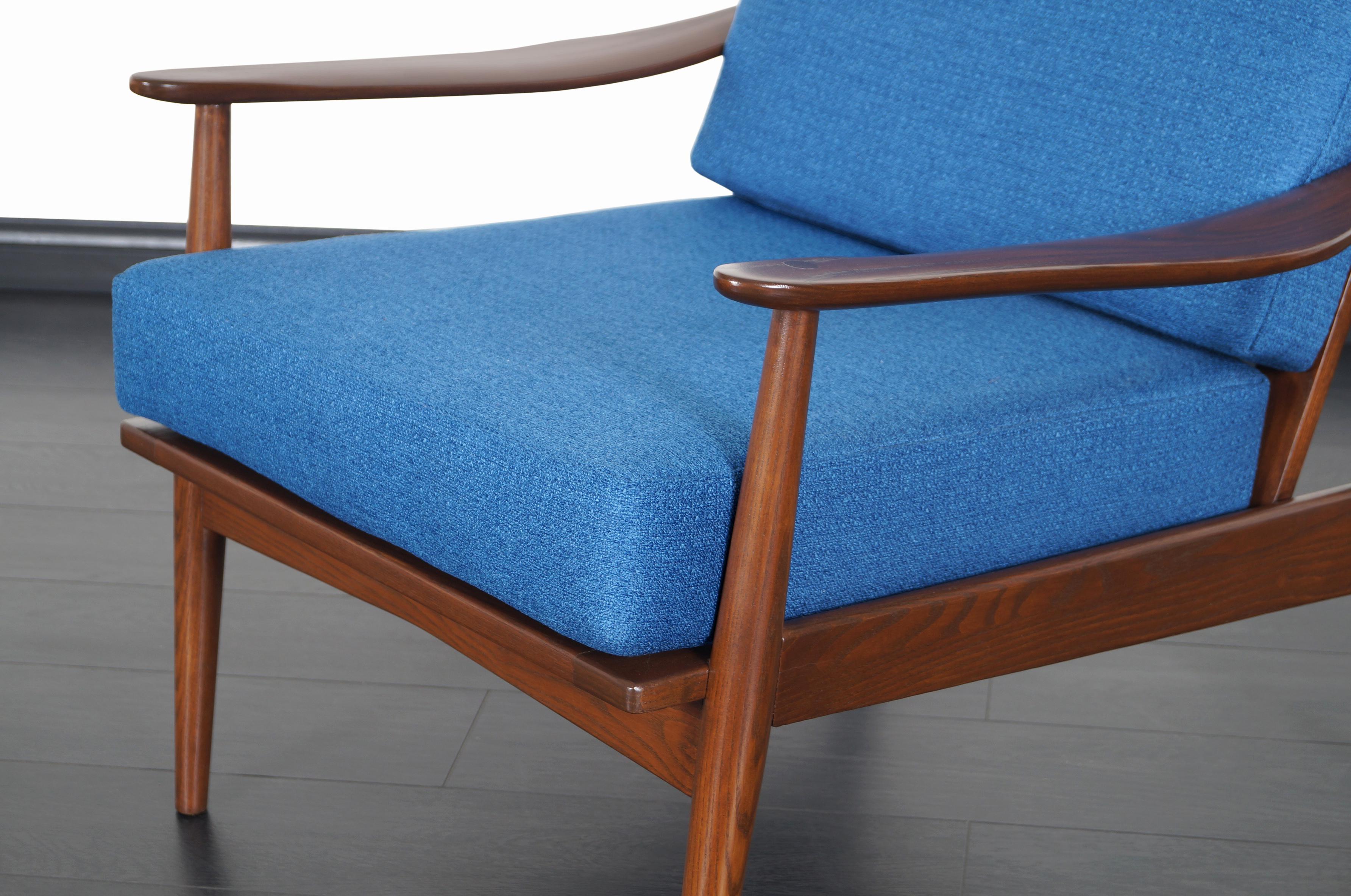 Moderner Sessel aus Nussbaumholz für die Jahrhundertmitte (amerikanisch) im Angebot
