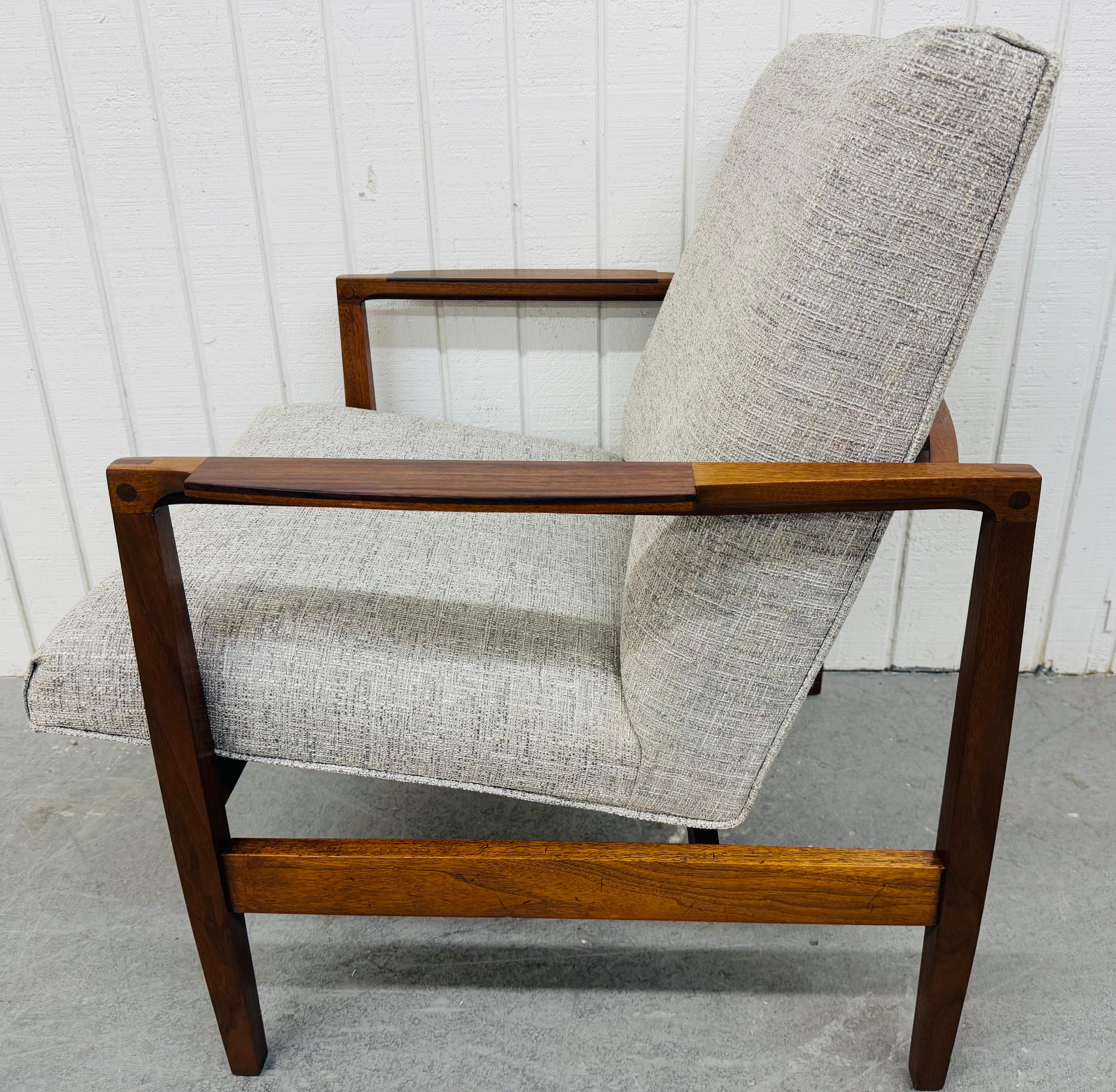 Américain Chaise longue en noyer The Moderns en vente