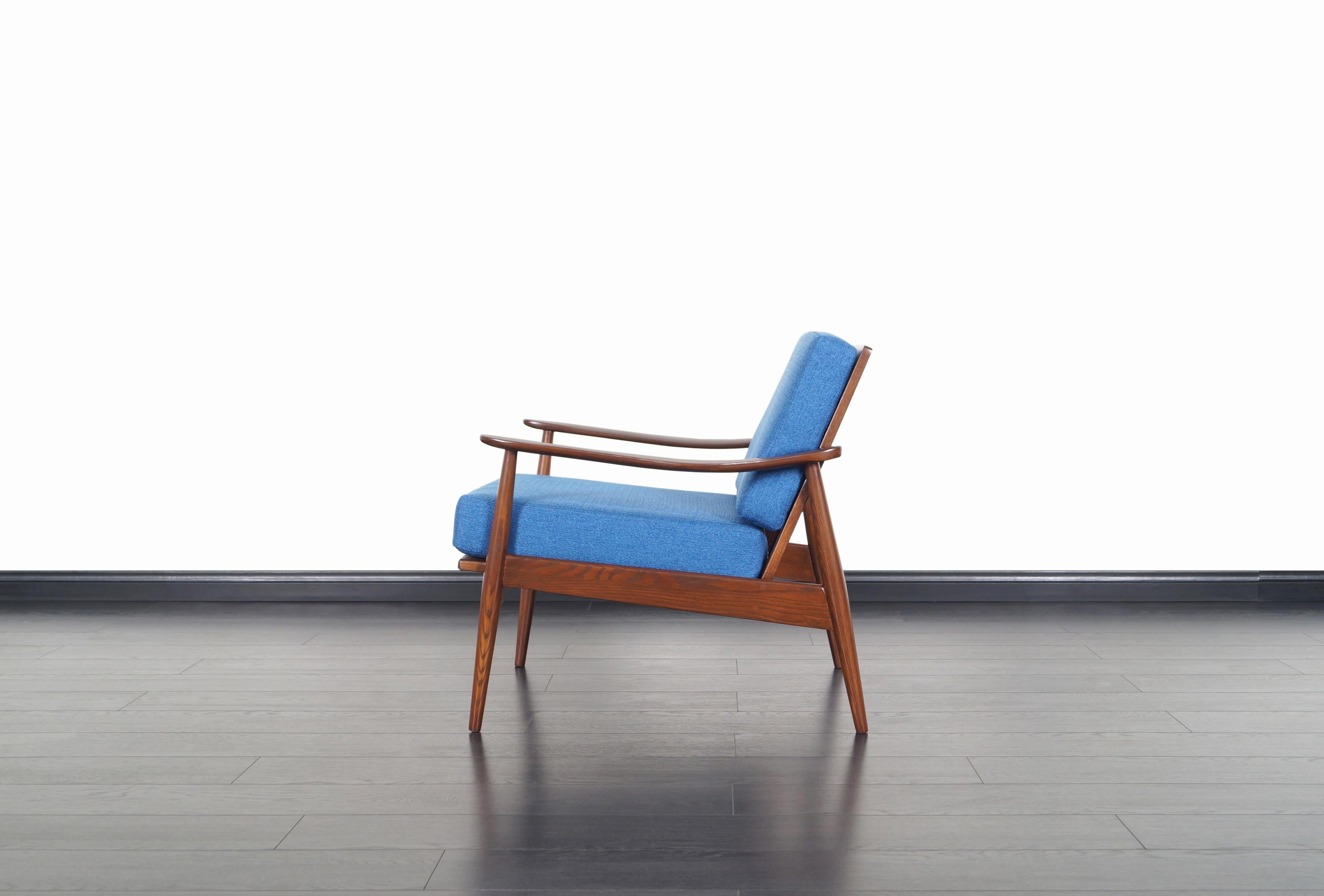 Moderner Sessel aus Nussbaumholz für die Jahrhundertmitte im Zustand „Hervorragend“ im Angebot in North Hollywood, CA