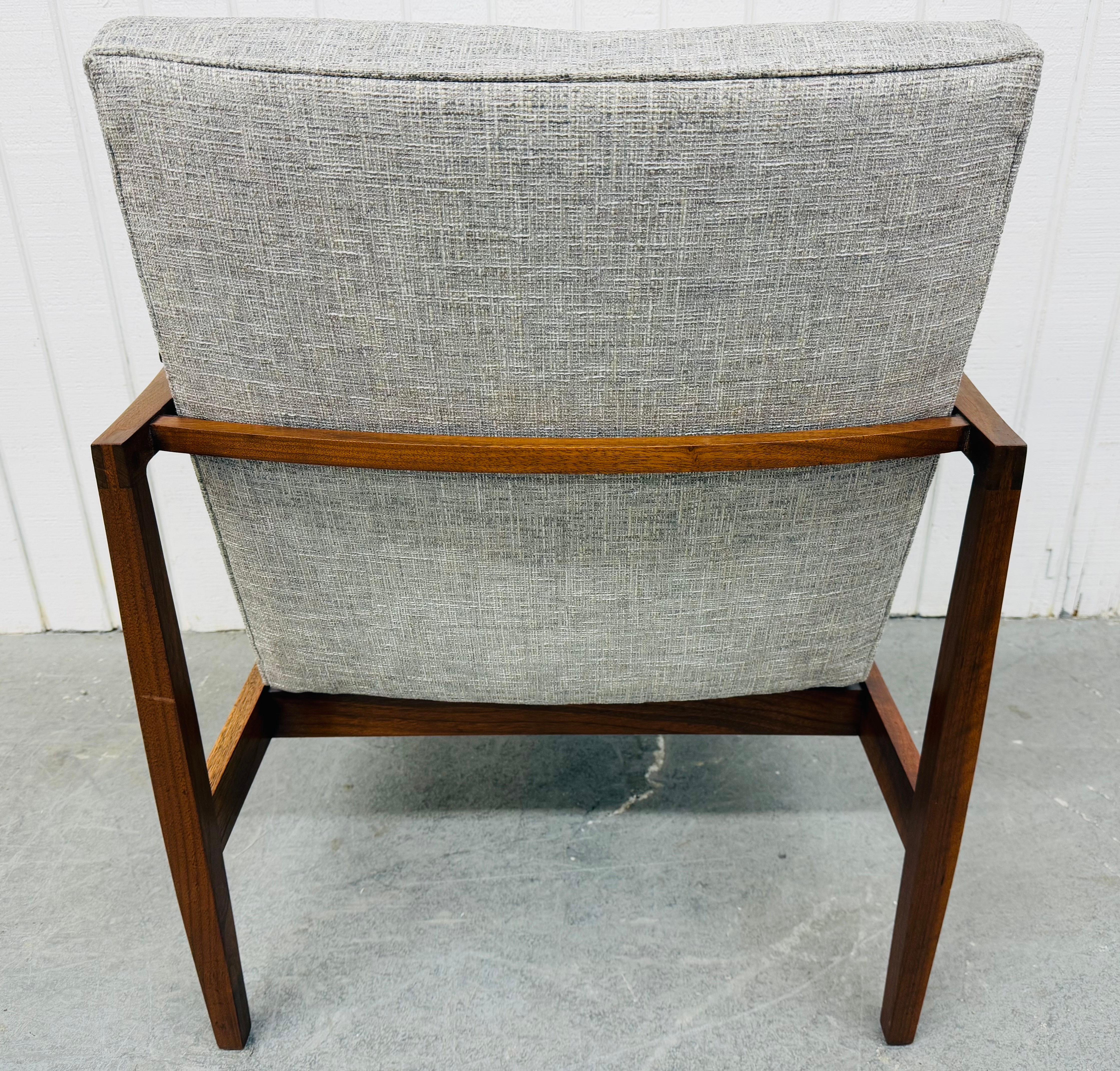 Chaise longue en noyer The Moderns Bon état - En vente à Clarksboro, NJ