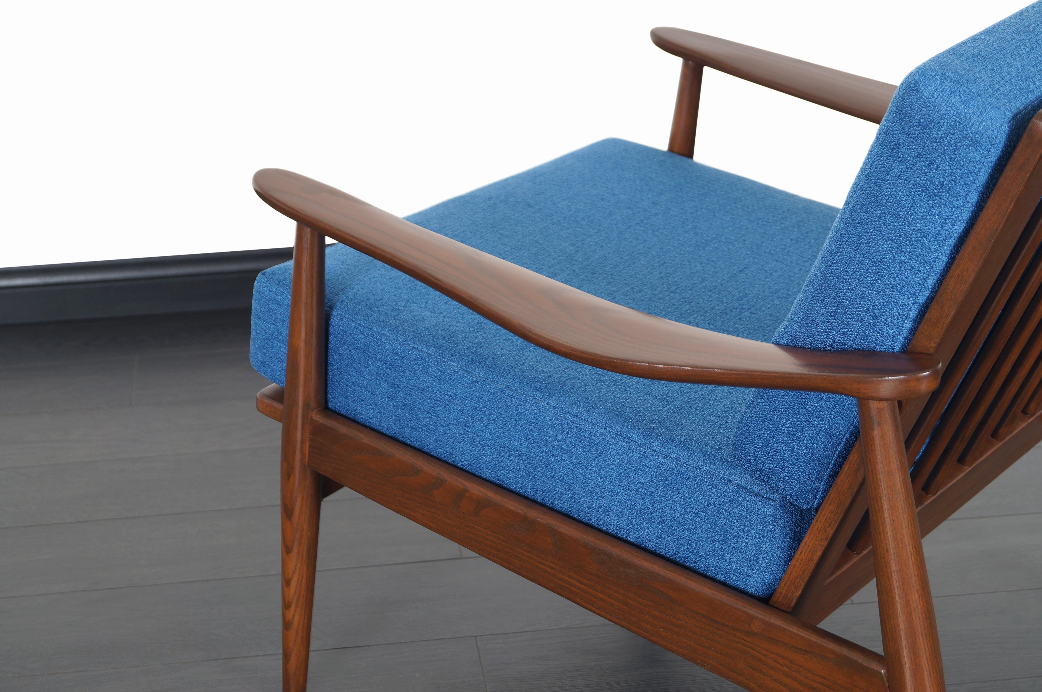 American Mid-Century Modern Walnut Lounge Chair For Sale