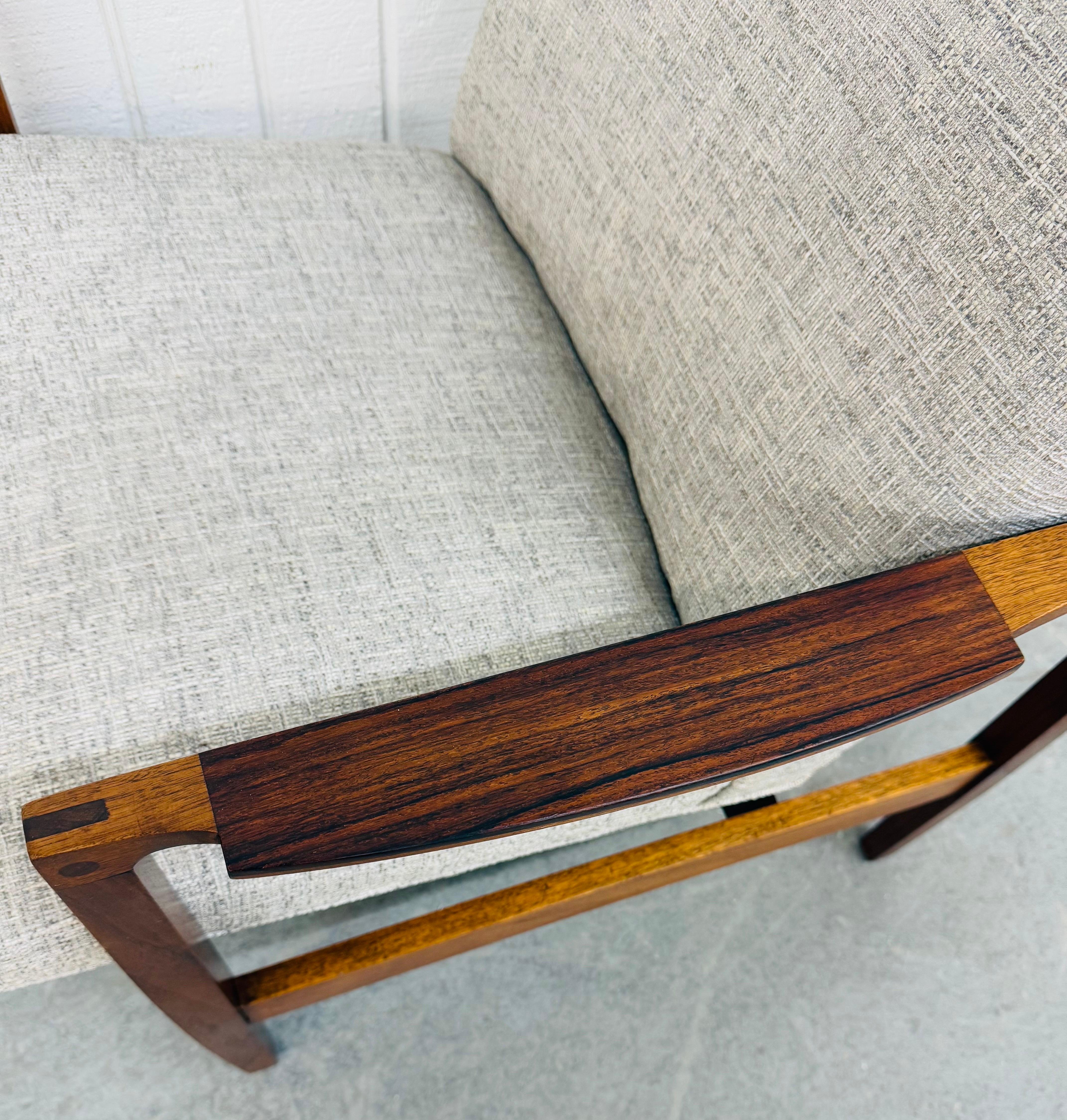 20ième siècle Chaise longue en noyer The Moderns en vente