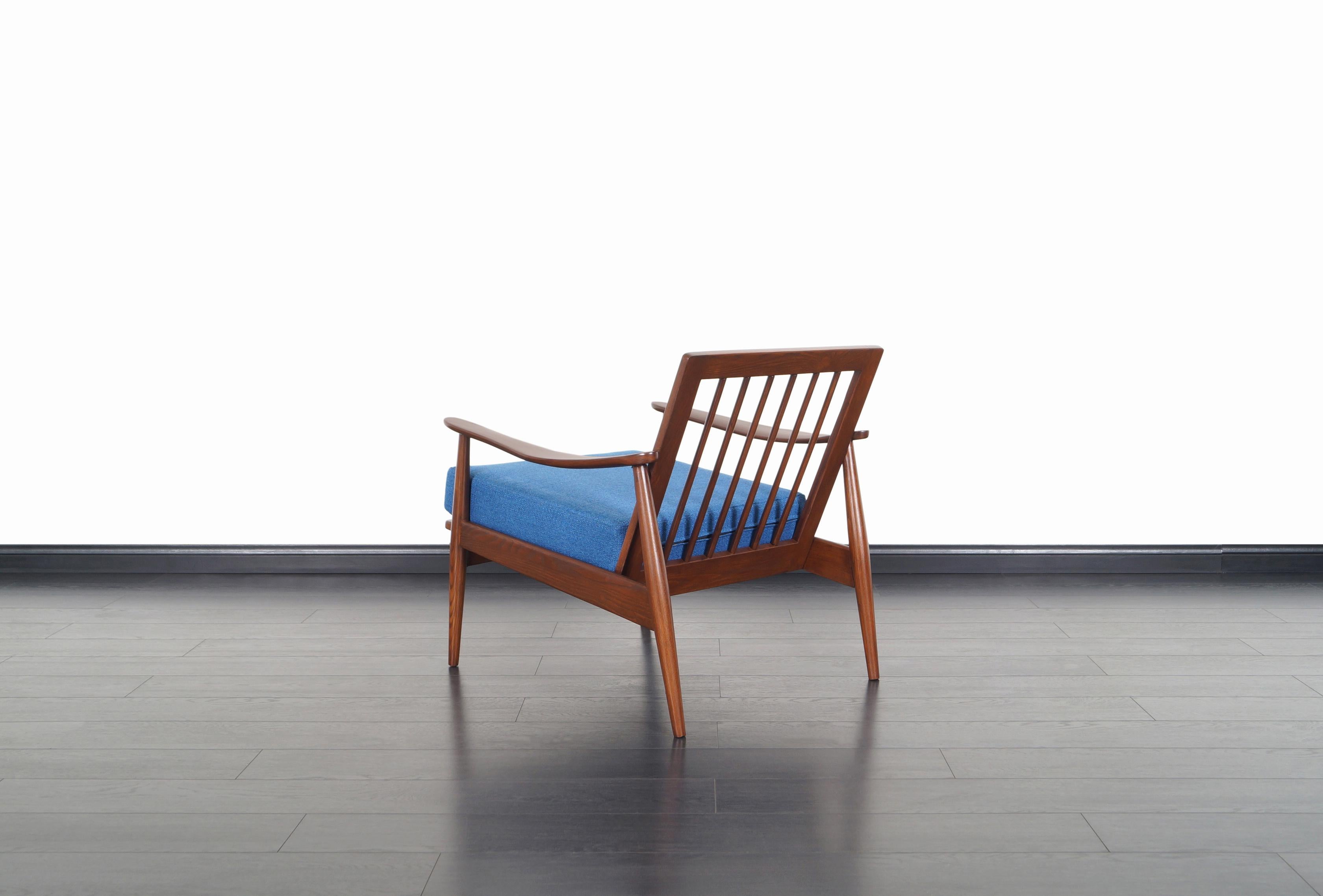 Moderner Sessel aus Nussbaumholz für die Jahrhundertmitte (Stoff) im Angebot