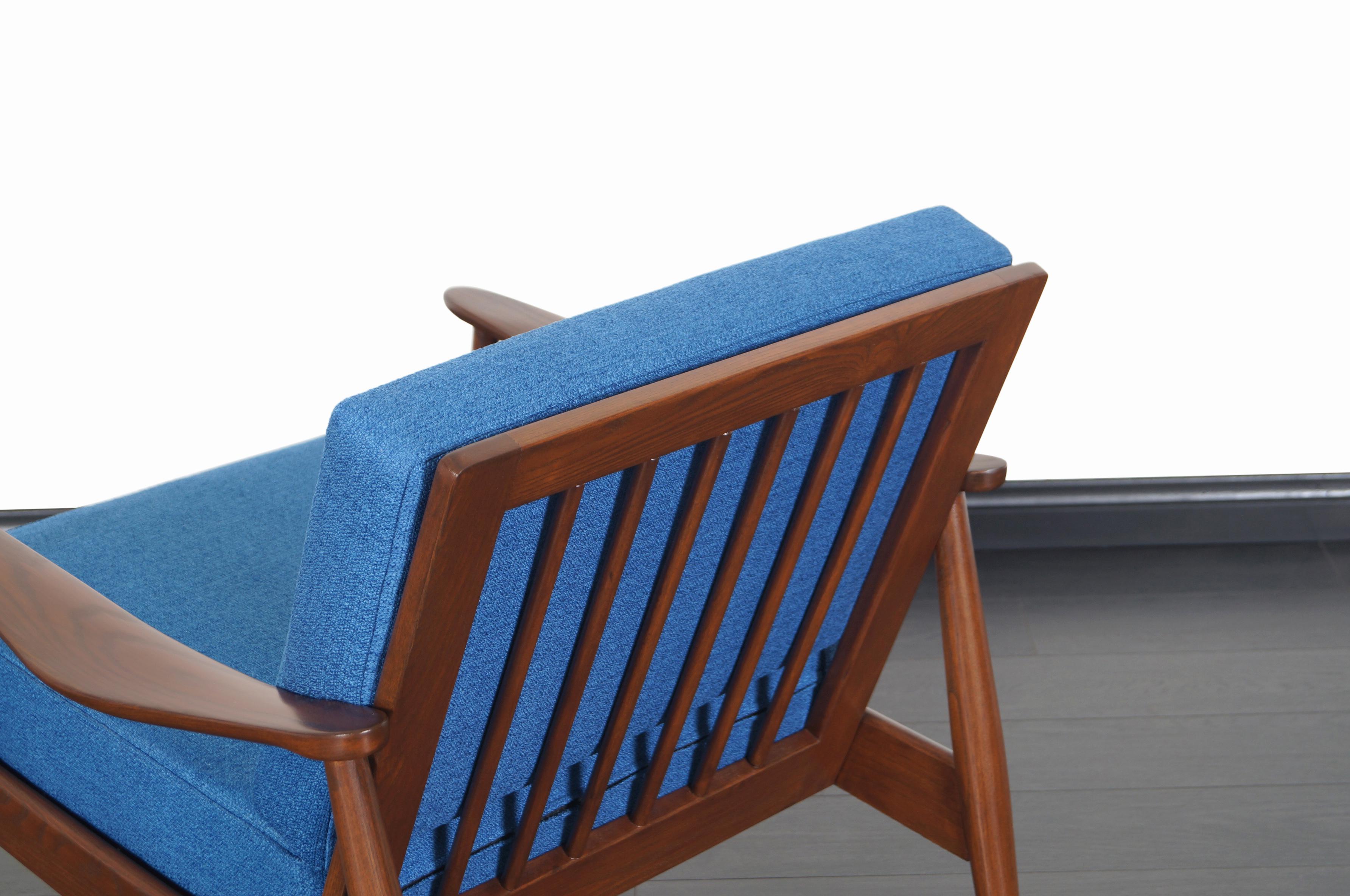 Mid-20th Century Mid-Century Modern Walnut Lounge Chair For Sale
