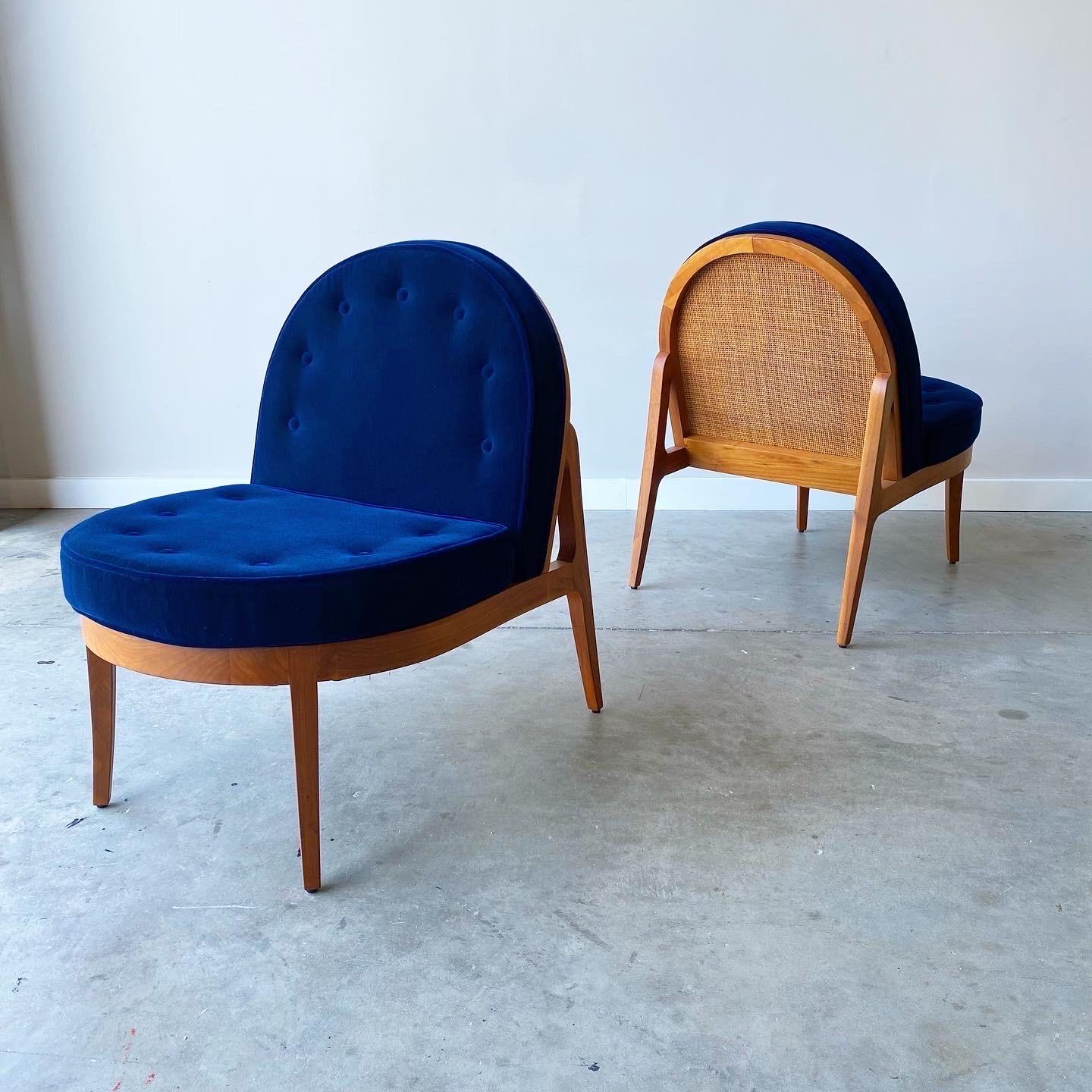 Une superbe paire de chaises longues en noyer. Un cadre sculpté avec un dossier en rotin et un look raffiné : ces meubles sont élégants et modernes. Nouvellement tapissé en mohair.