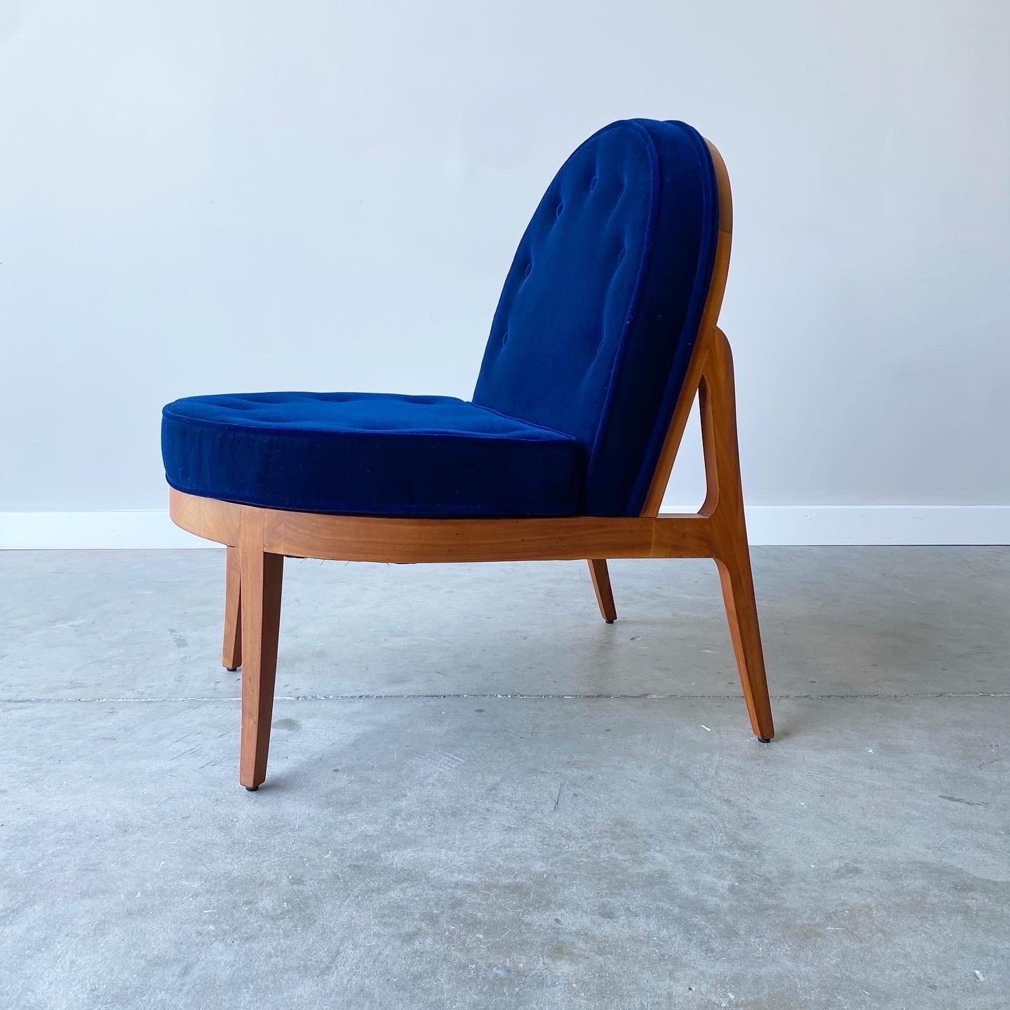 Mid-Century Modern Walnut Lounge Chairs, a Pair In Good Condition For Sale In Raleigh, NC