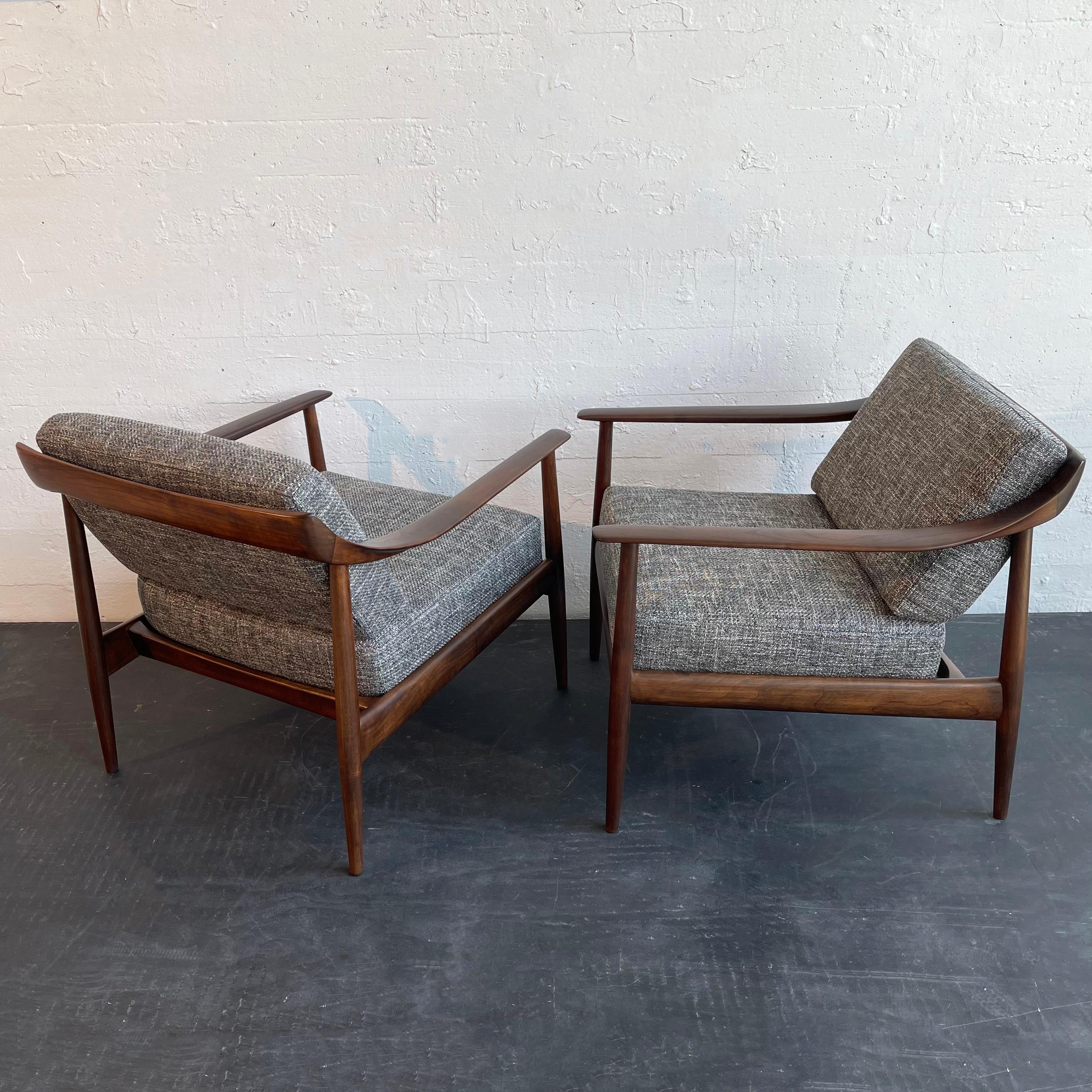 Mid-Century Modern Walnut Lounge Chairs By Knoll Antimott 4