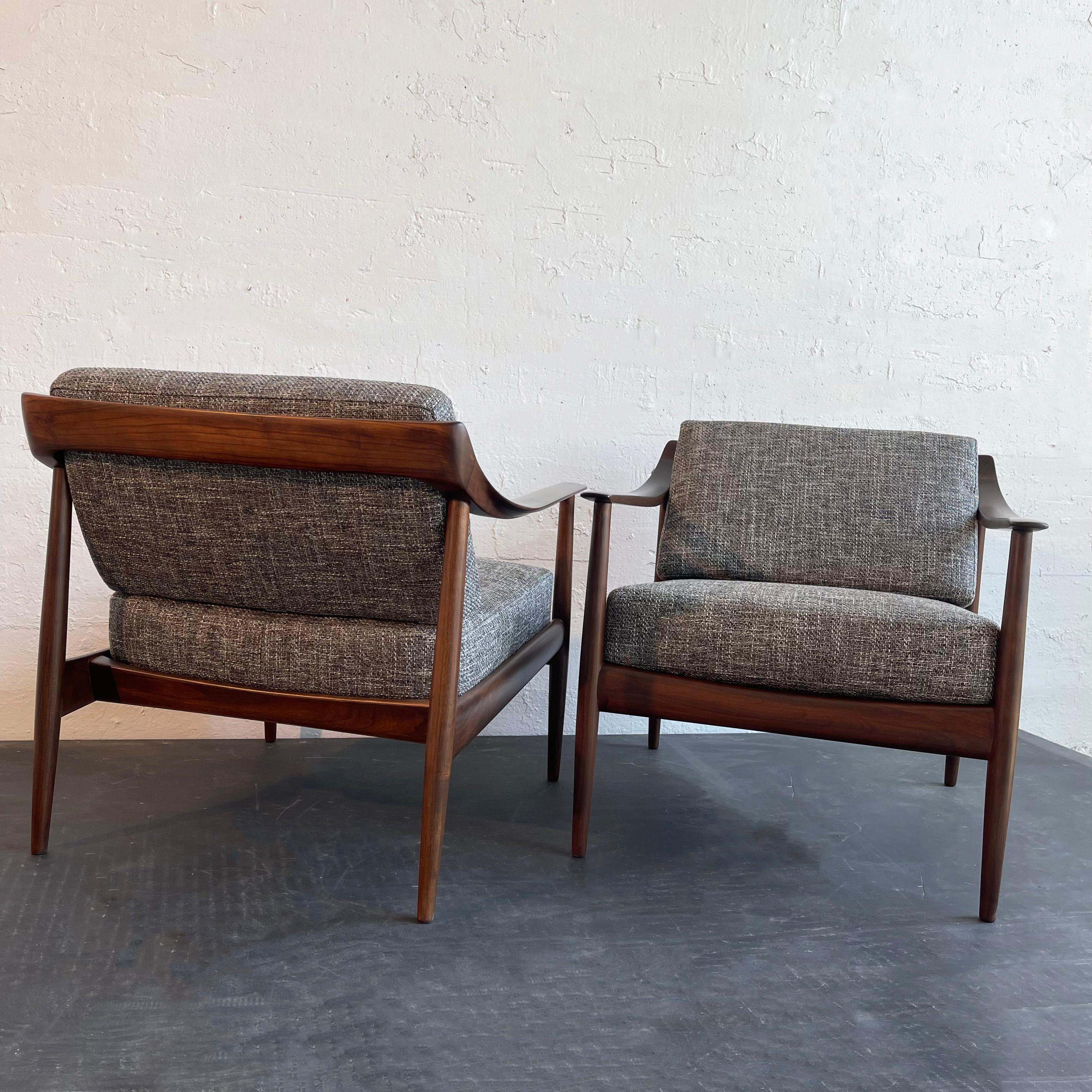 Mid-Century Modern Walnut Lounge Chairs By Knoll Antimott For Sale 5