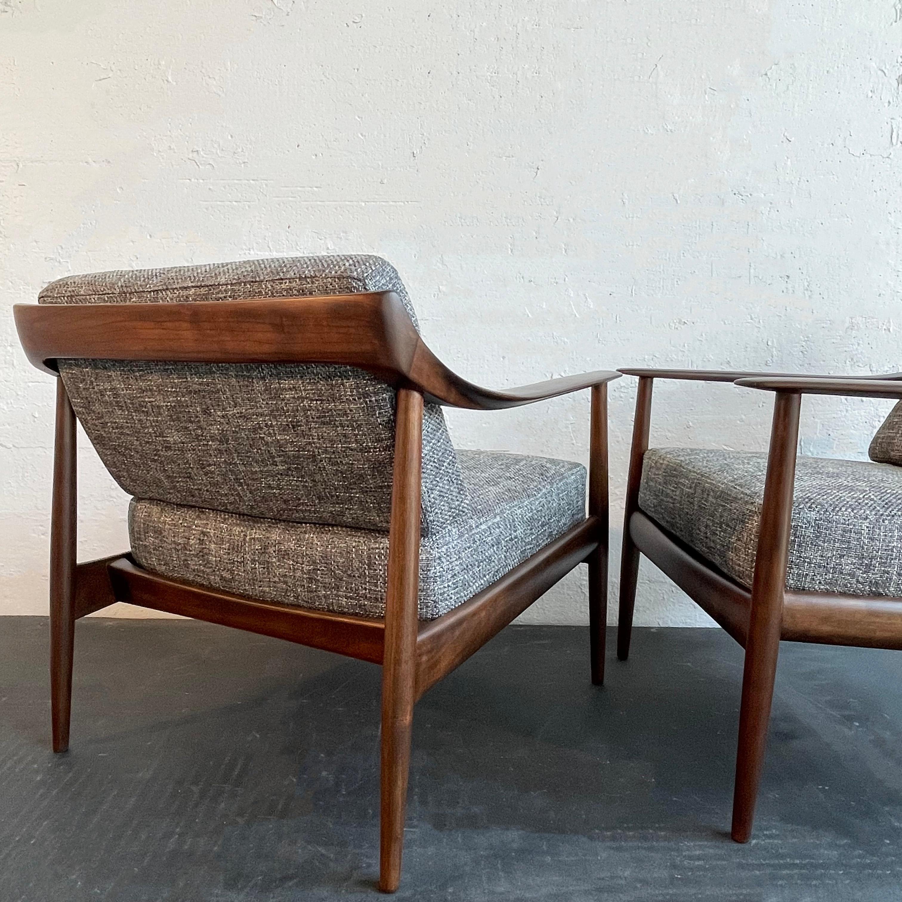 Mid-Century Modern Walnut Lounge Chairs By Knoll Antimott For Sale 6
