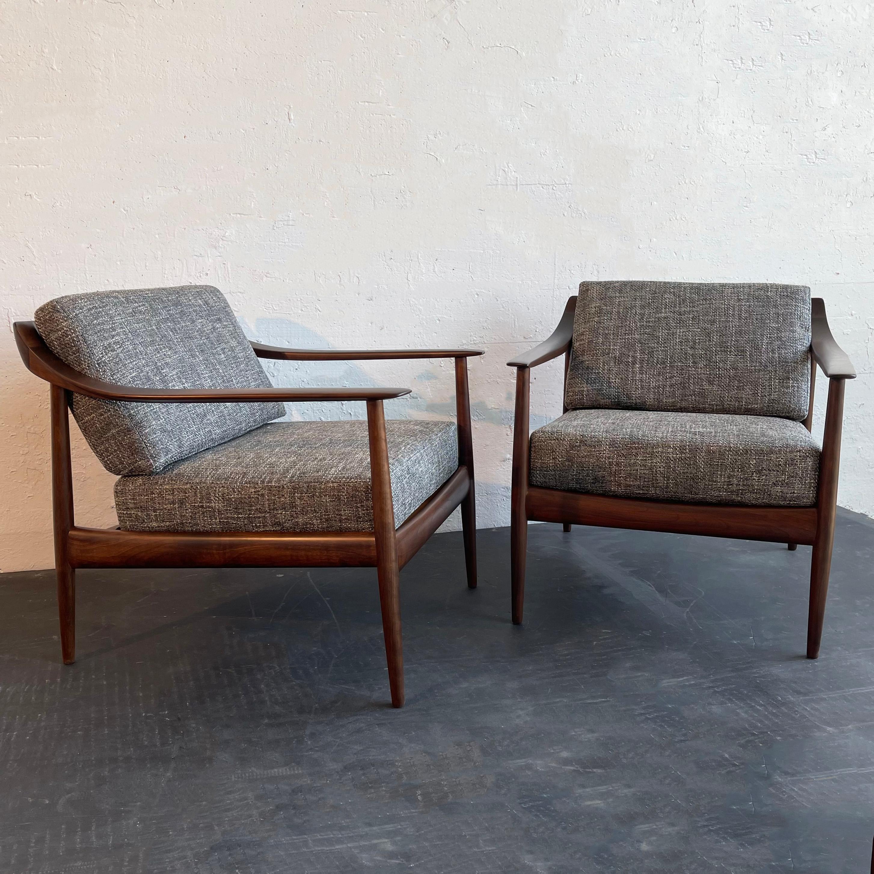 Mid-Century Modern Walnut Lounge Chairs By Knoll Antimott In Good Condition For Sale In Brooklyn, NY