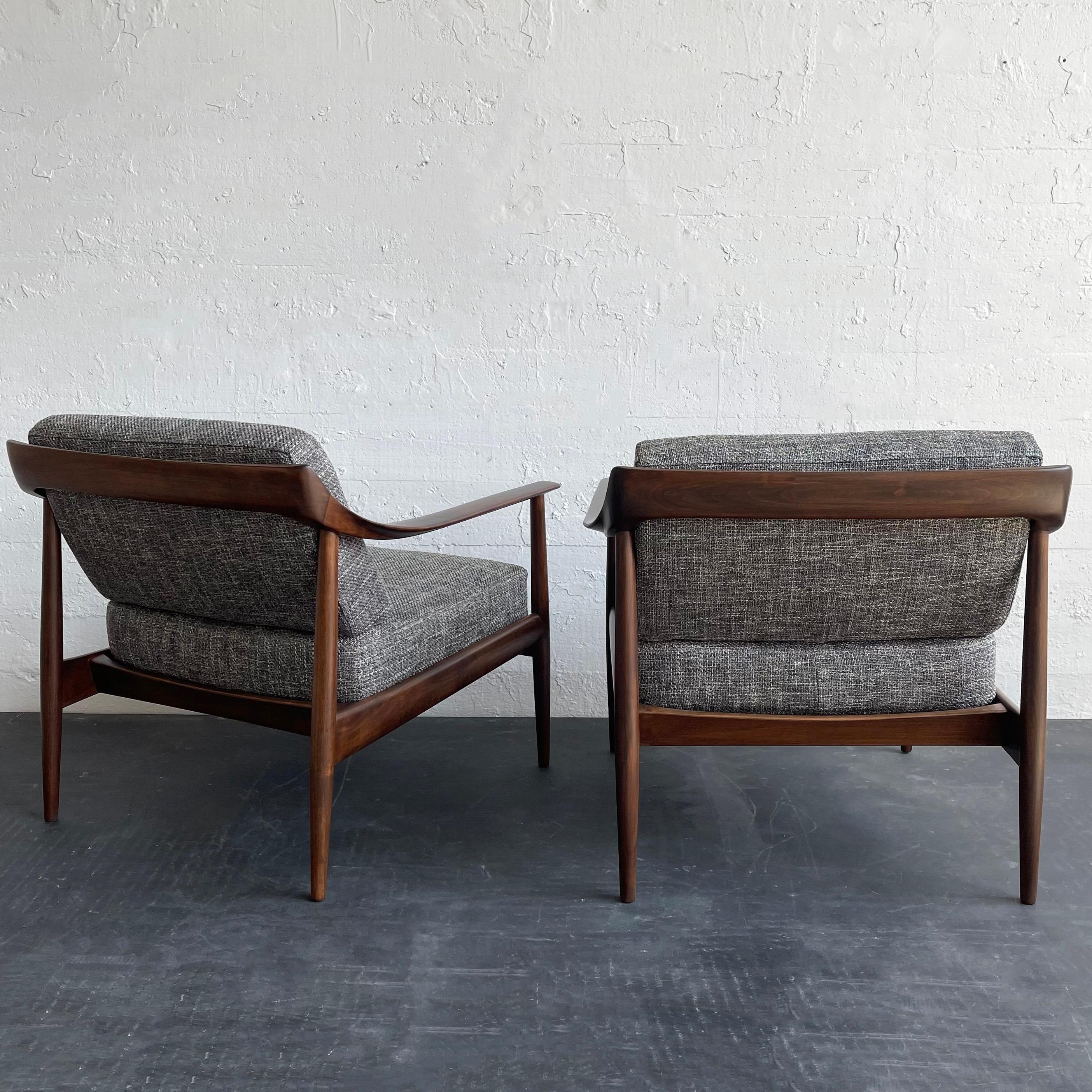 Mid-Century Modern Walnut Lounge Chairs By Knoll Antimott For Sale 2