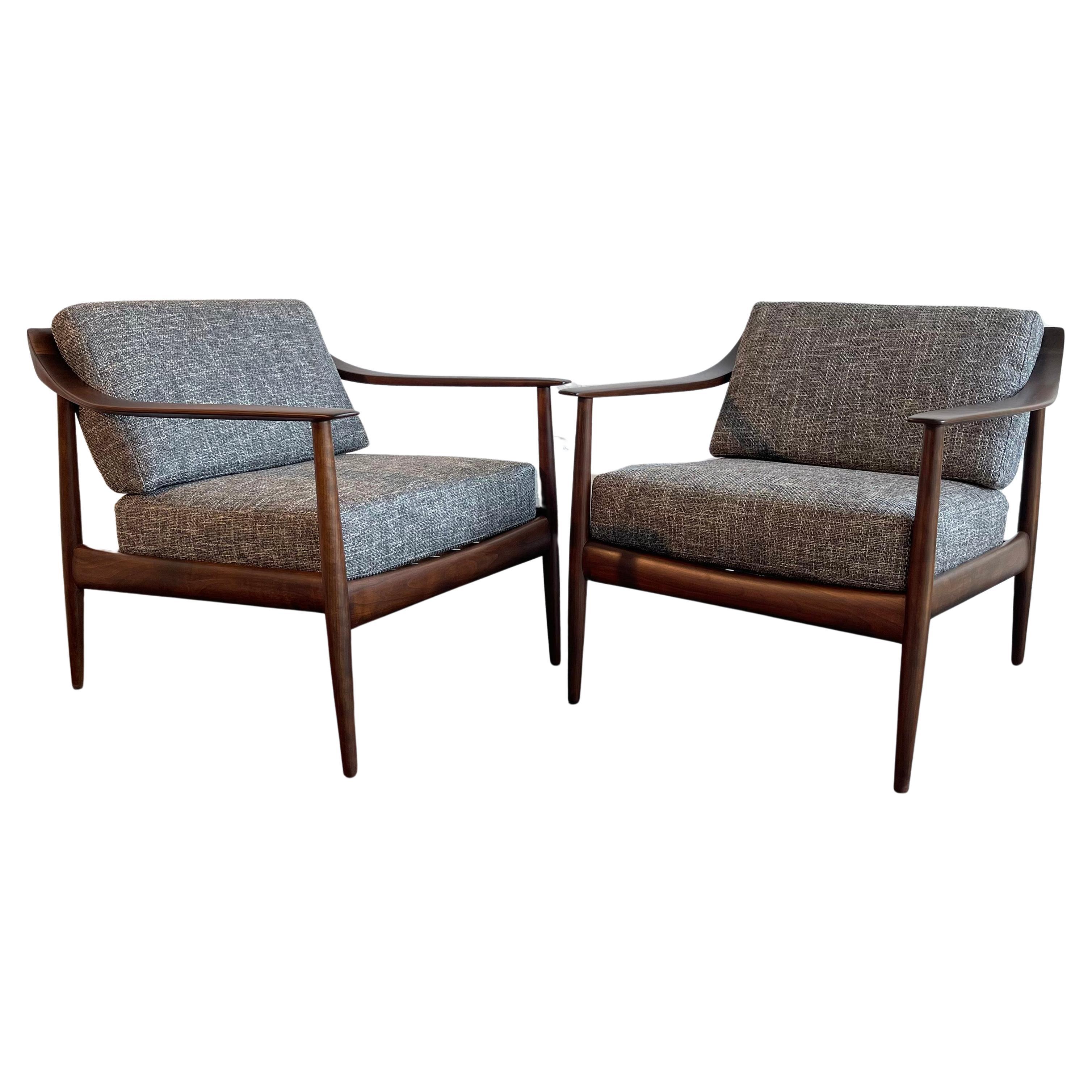 Mid-Century Modern Walnut Lounge Chairs By Knoll Antimott For Sale