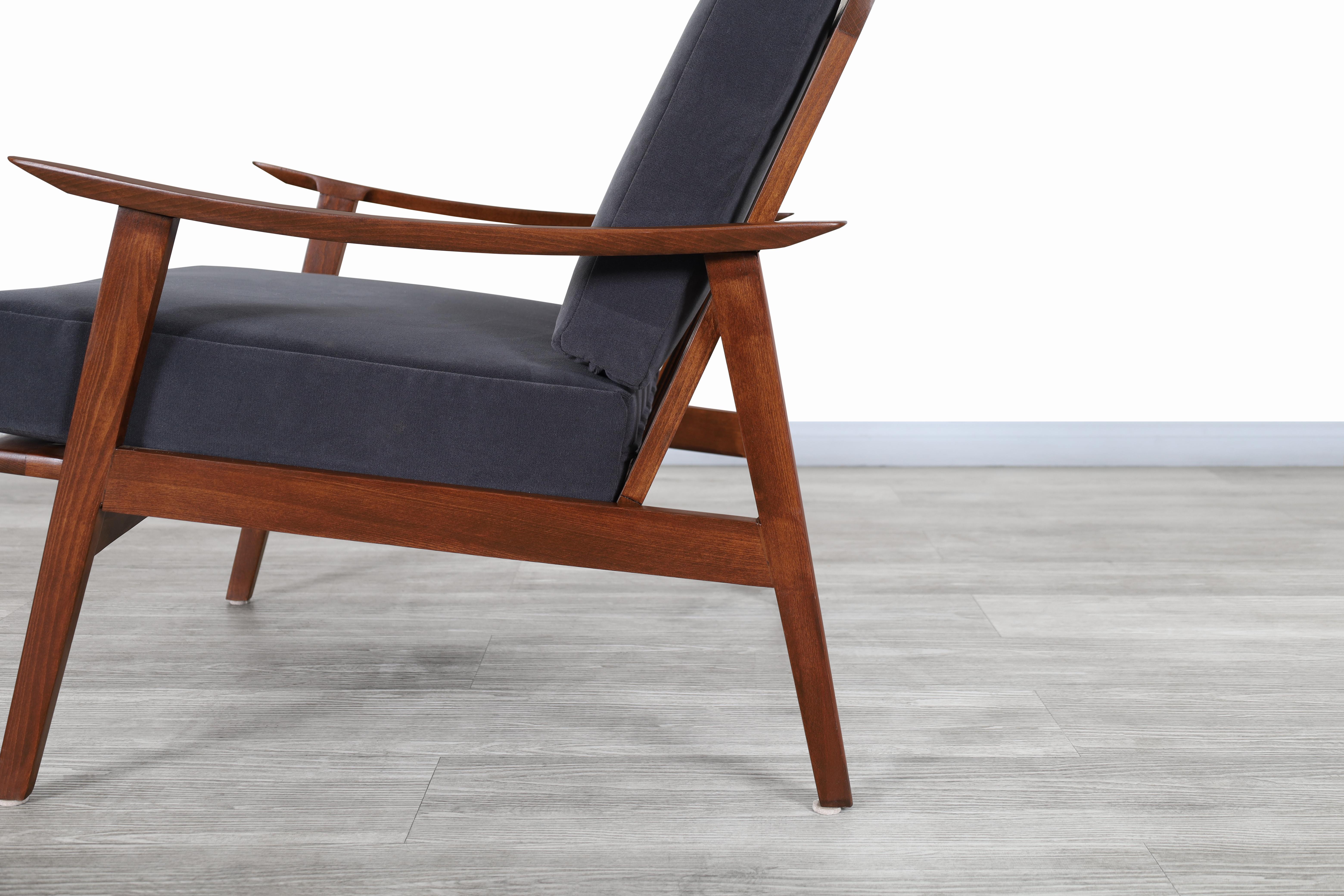 Moderne Lounge-Stühle aus Nussbaumholz aus der Jahrhundertmitte im Angebot 3