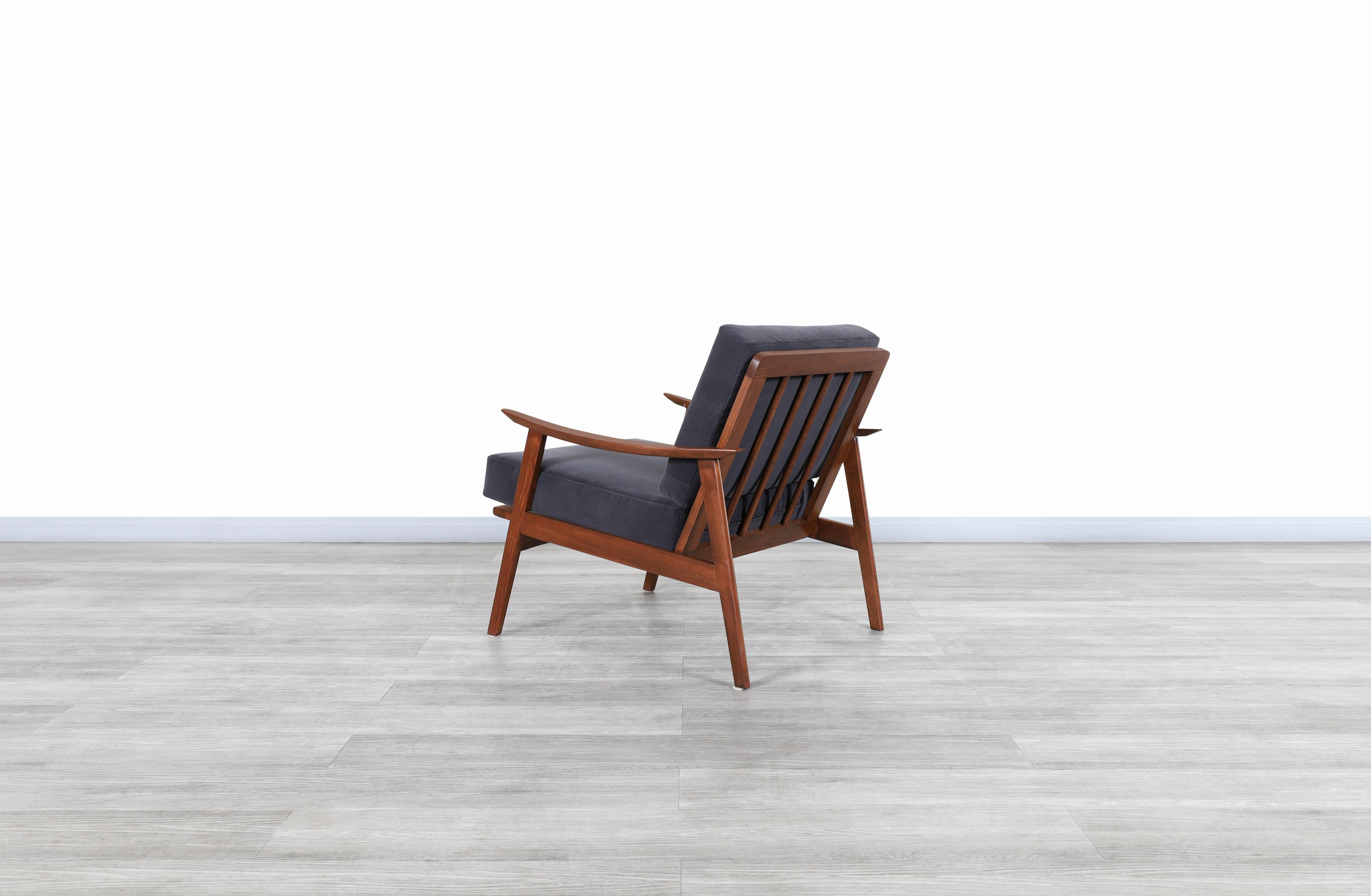 Moderne Lounge-Stühle aus Nussbaumholz aus der Jahrhundertmitte im Angebot 4