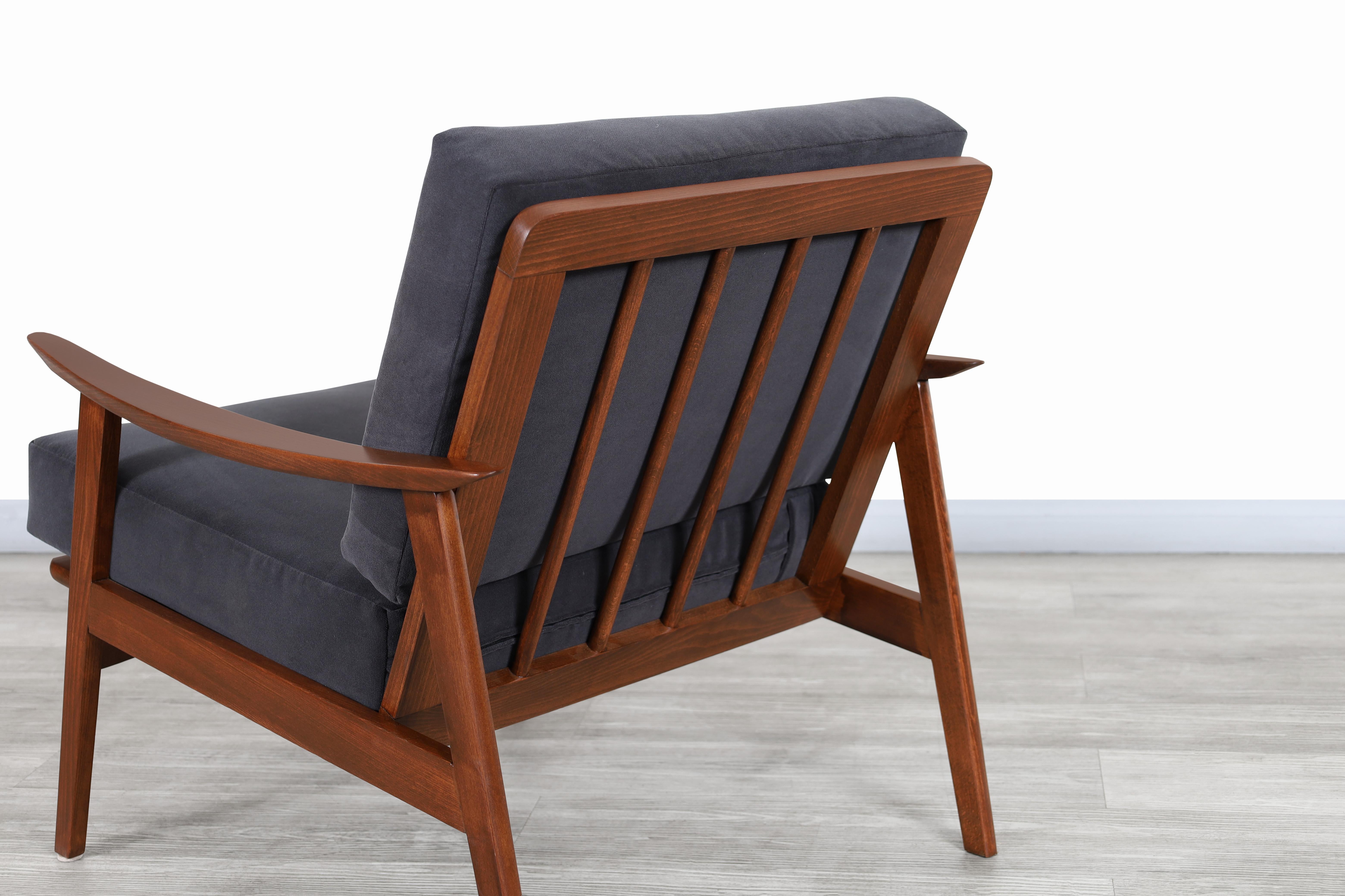 Moderne Lounge-Stühle aus Nussbaumholz aus der Jahrhundertmitte im Angebot 5