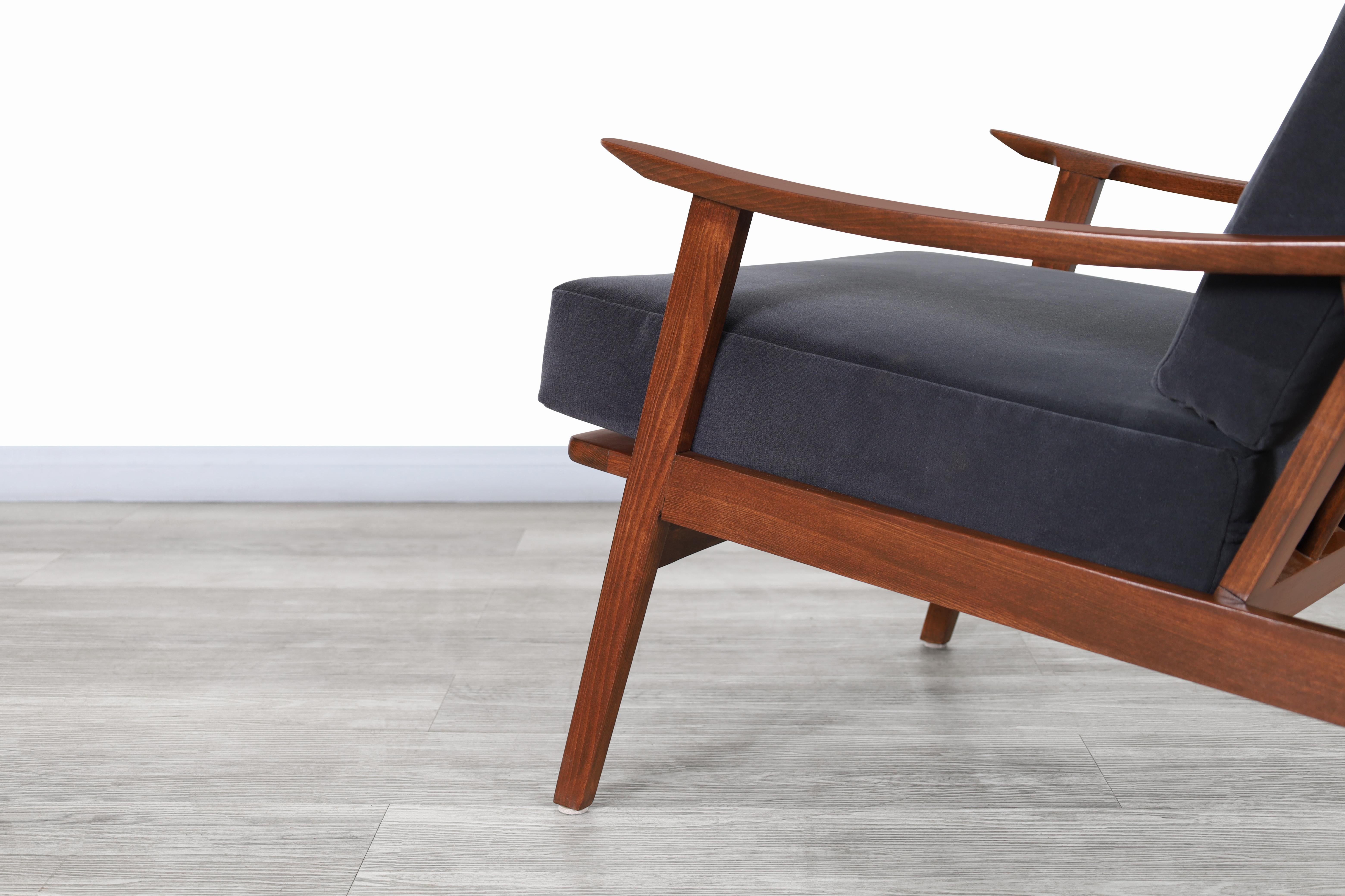 Moderne Lounge-Stühle aus Nussbaumholz aus der Jahrhundertmitte im Angebot 6