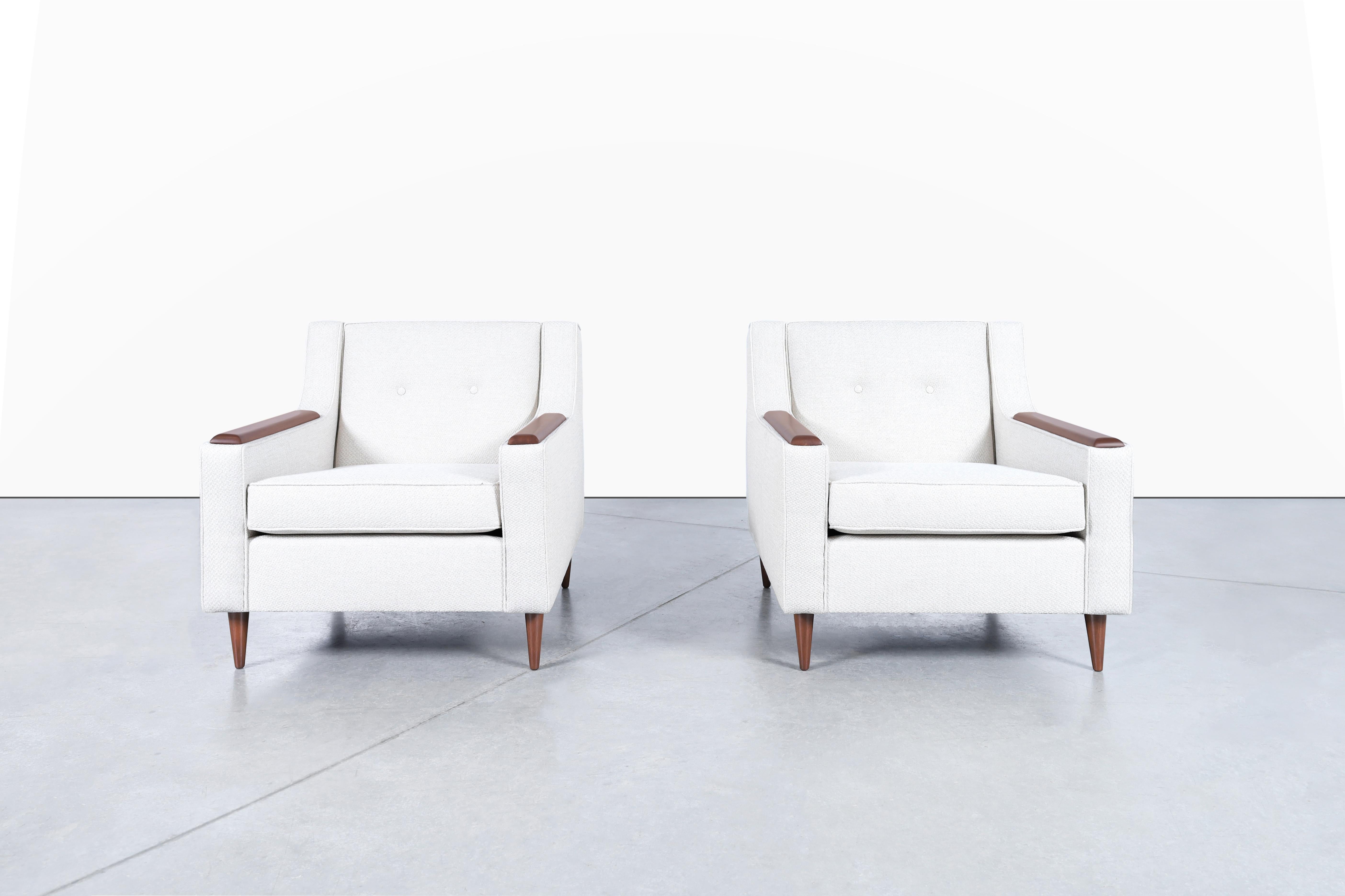 Fabuleux fauteuils de salon en noyer de style moderne du milieu du siècle, conçus aux États-Unis, vers les années 1950. Ces chaises ont été professionnellement remises à neuf et retapissées dans un tissu ton sur ton de couleur Whitewater Bay. Feal